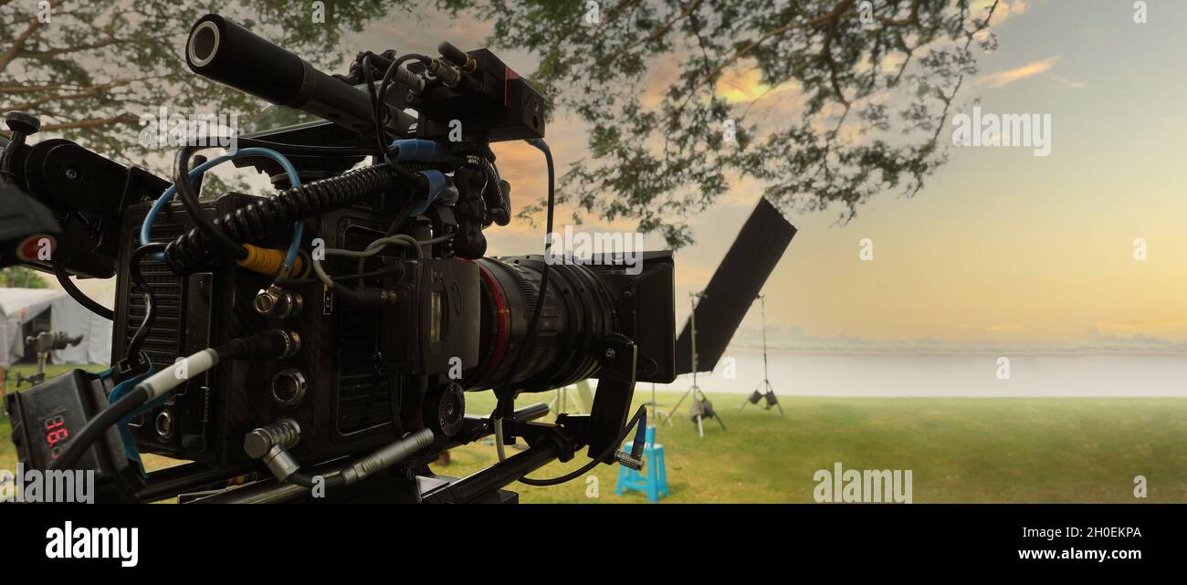 Caméra vidéo.Derrière la caméra vidéo qui permet d'enregistrer des films commerciaux ou des films à l'extérieur.Trépied et appareil photo numérique 4K de 35 mm de style cinématographique Banque D'Images