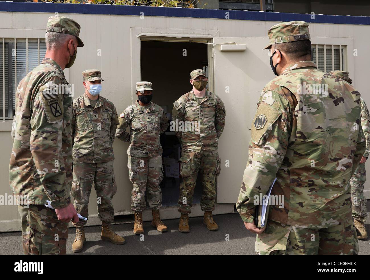 Le général de division de l'armée américaine Pablo Estrada Jr., commandant de la 46e police militaire de la Garde nationale du Michigan, visite le site de vaccination de masse à l'Université d'État de Californie à Los Angeles, le 15 février 2021.Le site est la première initiative du président Joe Biden d’ouvrir des sites conjoints de vaccination de masse à travers le pays. Banque D'Images