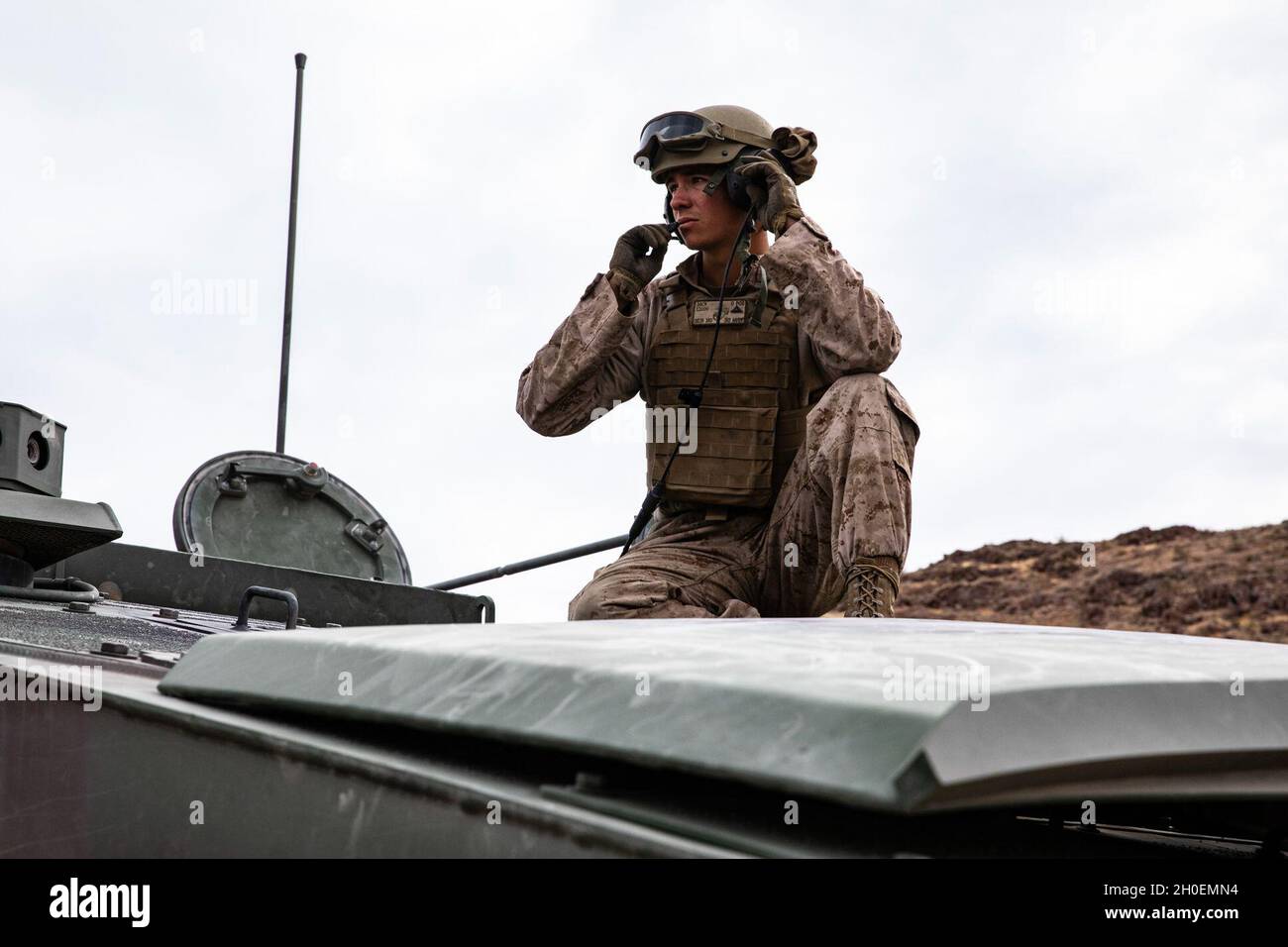 CPL. De la Marine américaineGavin Sack, un pilote de véhicule de combat amphibie (ACV) de la Co. D, 3e Bataillon d'assaut des amphibiens, 1re Division Marine, appelle un autre ACV à la radio pendant l'exercice de combat de la Force opérationnelle au sol (MWX) 2-21 au Centre de combat aérien au sol de Marine corps, Twentynine Palms, en Californie, le 15 février 2021.MWX 2-21 a été la première fois que des ACV étaient employés au cours d'un exercice de formation. Banque D'Images