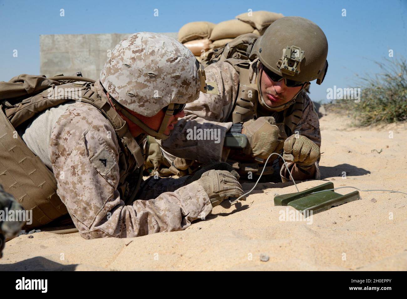 Sergent du corps des Marines des États-UnisChristopher Pietz, à droite, technicien en élimination d'engins explosifs au combat Logistics Battalion 15, 15e unité expéditionnaire maritime, explique à une Marine comment faire exploser une mine Claymore M18 lors d'un remoual de combat amphibie de théâtre, le 16 février 2021.Le groupe de préparation amphibie de l'île de Makin et le 15e MEU fournissent aux commandants de flotte et de combattants numérotés un actif réactif, flexible et déployé à l'avance capable de projeter la puissance maritime, d'opérations d'urgence et de réponse aux crises. Banque D'Images