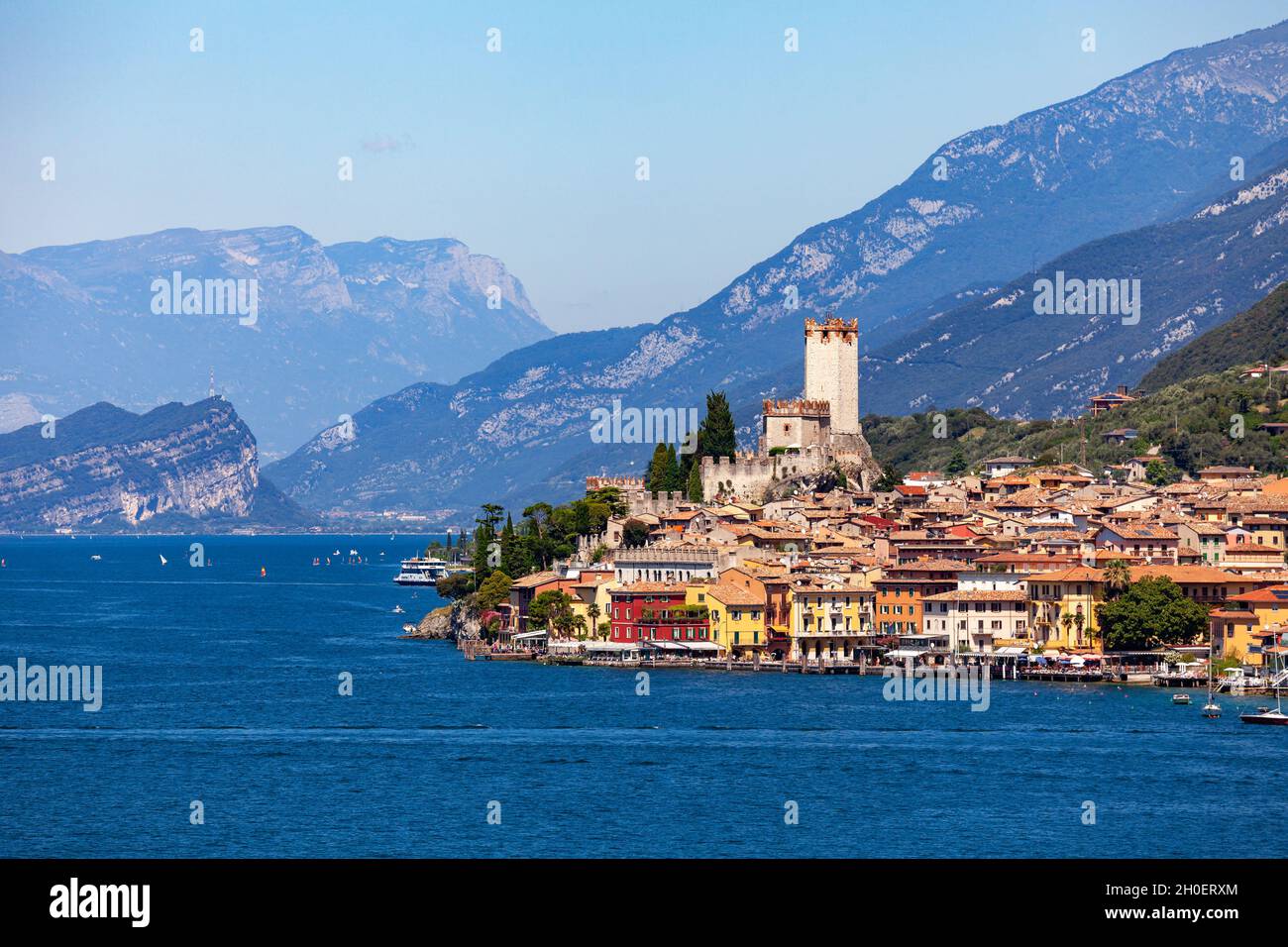 Station balnéaire de Malcesine avec château médiéval de Scaligero, lac de Garde, Italie du Nord Banque D'Images