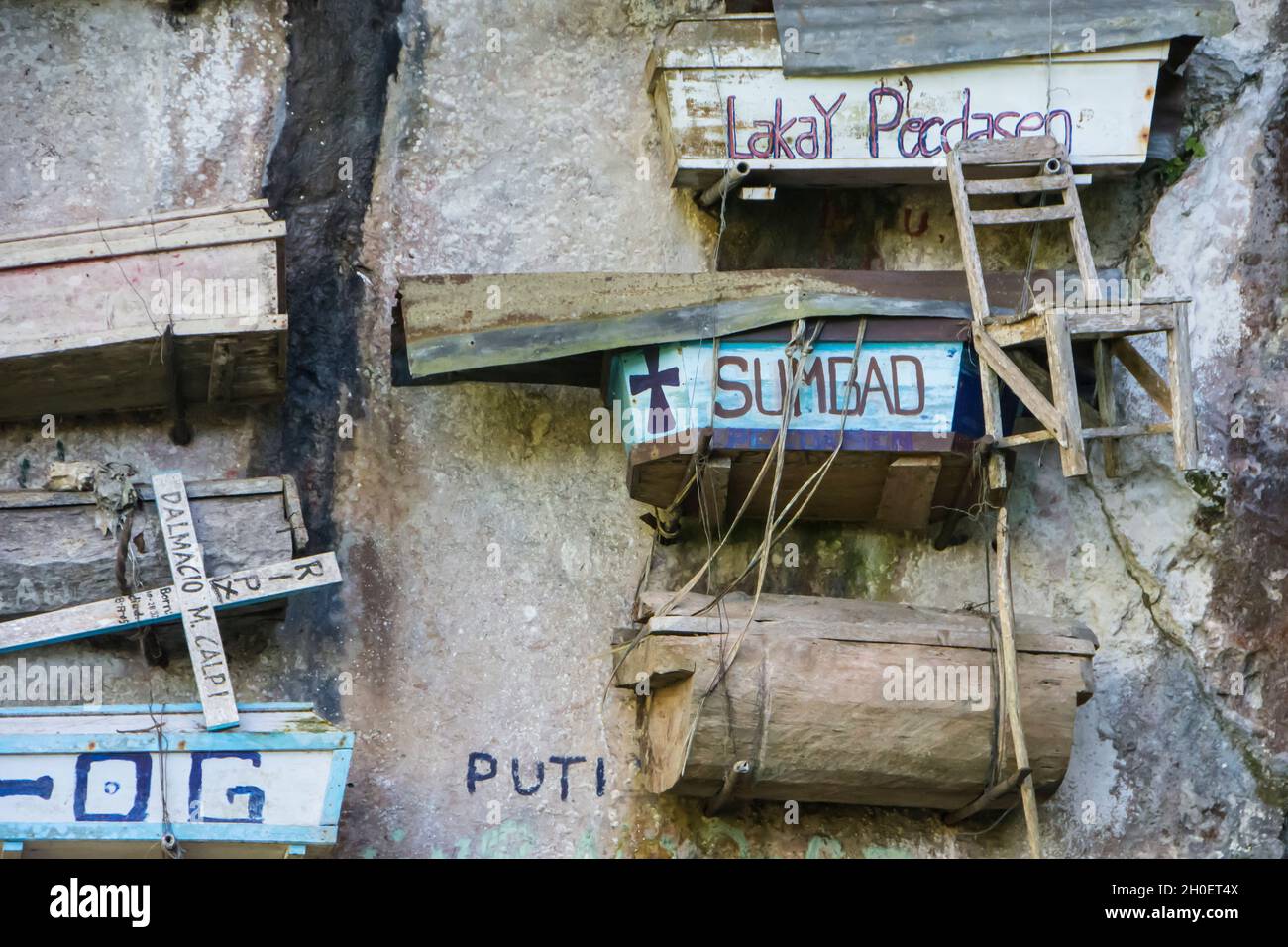 Cercueils suspendus traditionnels à Sagada, province de montagne, Philippines Banque D'Images