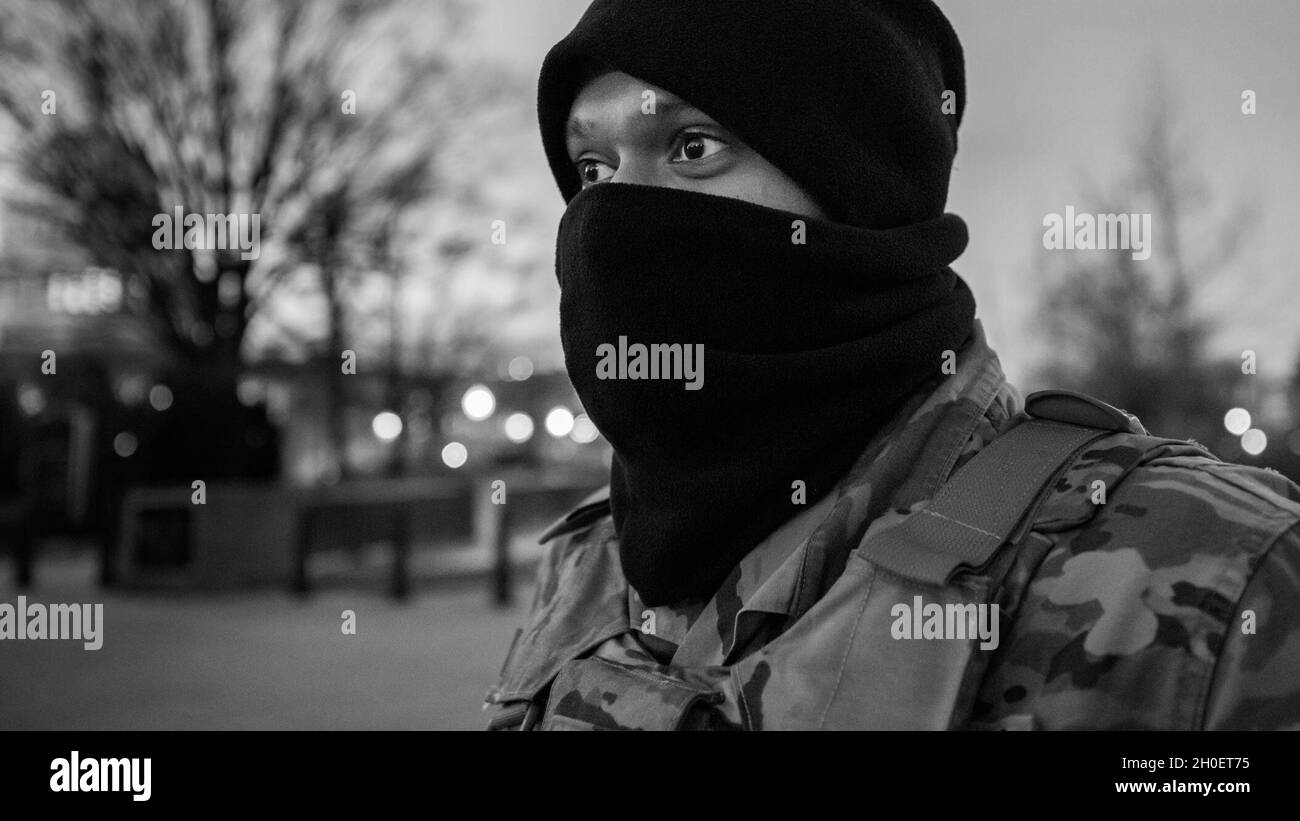 SPC de l'armée américaine.Harikrishna Devaraj, 1433e Engineer Company (SAPPER), 507e Bataillon des ingénieurs, Garde nationale du Michigan, pose pour une photo près du Capitole des États-Unis à Washington, D.C., le 17 février 2020.La Garde nationale a été priée de continuer à soutenir les organismes fédéraux d'application de la loi en offrant un soutien en matière de sécurité, de communications, d'évacuation médicale, de logistique et de sécurité aux organismes d'État, de district et fédéraux jusqu'à la mi-mars. Banque D'Images