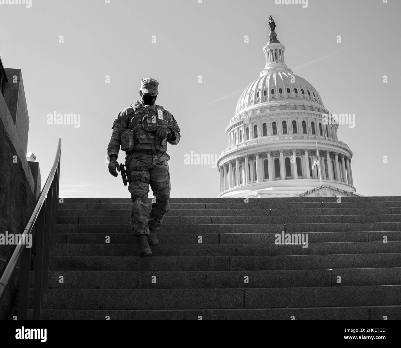 Le Maj. Jason Rolling de l'armée américaine, 177e brigade de police militaire, Garde nationale du Michigan, descend les marches jusqu'au U.S. Capitol Visitors Center à Washington, D.C., le 17 février 2021.La Garde nationale a été priée de continuer à soutenir les organismes fédéraux d'application de la loi en offrant un soutien en matière de sécurité, de communications, d'évacuation médicale, de logistique et de sécurité aux organismes d'État, de district et fédéraux jusqu'à la mi-mars. Banque D'Images