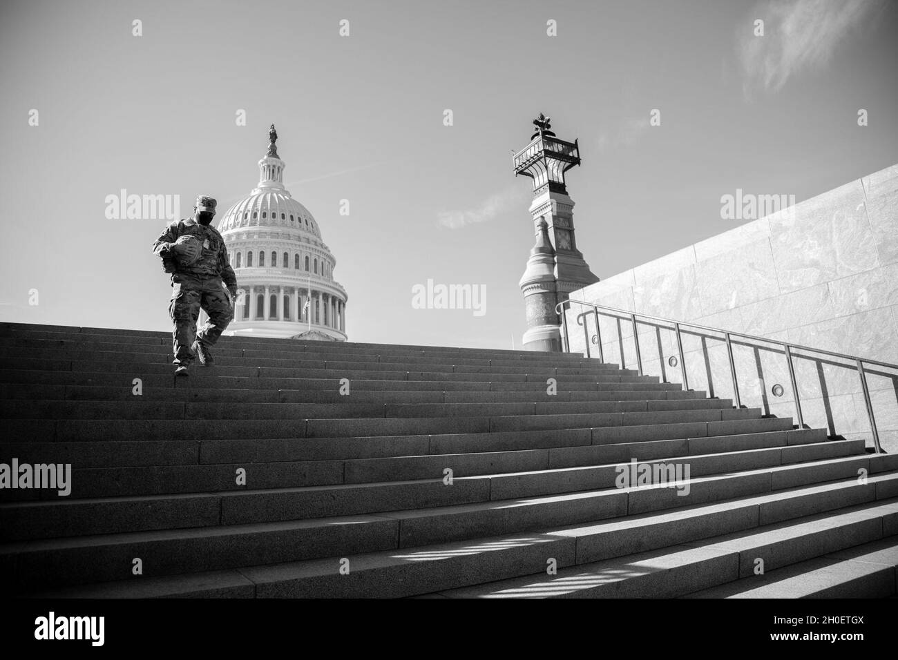 Armée des États-Unis 1er Sgt.Benjamin Proehl, 177e brigade de police militaire, Garde nationale du Michigan, descend les marches jusqu'au U.S. Capitol Visitors Center à Washington, D.C., le 17 février 2021.La Garde nationale a été priée de continuer à soutenir les organismes fédéraux d'application de la loi en offrant un soutien en matière de sécurité, de communications, d'évacuation médicale, de logistique et de sécurité aux organismes d'État, de district et fédéraux jusqu'à la mi-mars. Banque D'Images