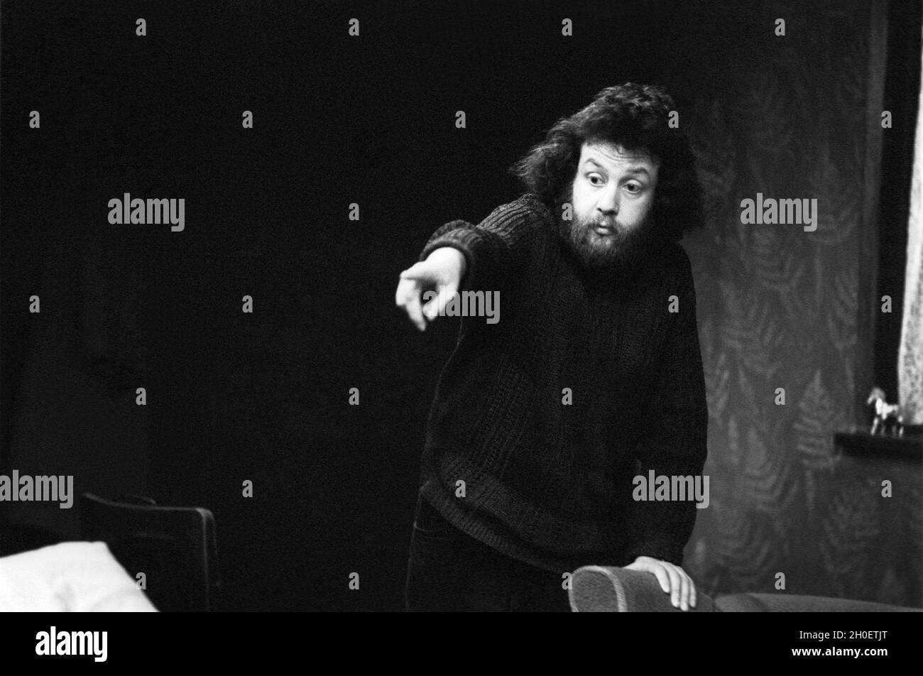 Mike Leigh dirige une répétition de son jeu LES BÉBÉS GRANDISSENT VIEUX au ICA Terrace Theatre, Londres SW1 en 1975 un Royal Shakespeare Company (RSC) conception de production: Judith Bland éclairage: Simon Bowler directeur: Mike Leigh Banque D'Images