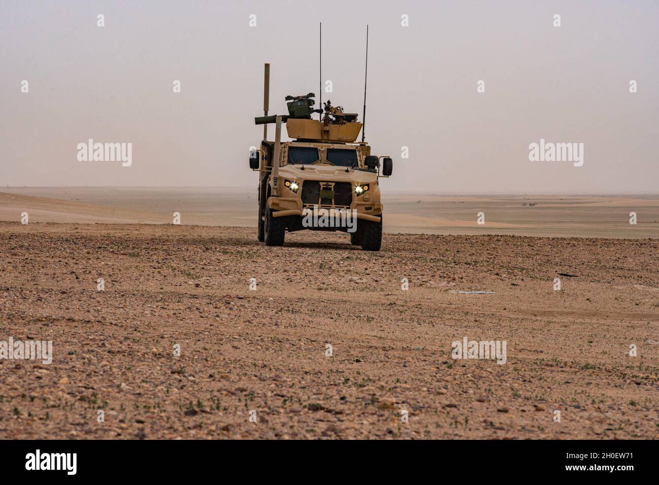 Les Marines des États-Unis, dans un véhicule tactique léger conjoint affecté à l'équipe combinée anti-armure 3, Bataillon Landing Team 1/4, 15e unité expéditionnaire maritime, manœuvrent à un poste de tir lors d'un événement d'entraînement en direct au feu, 17 février 2021.Le groupe de préparation amphibie de l'île de Makin et le 15e MEU fournissent aux commandants de flotte et de combattants numérotés un actif réactif, flexible et déployé à l'avance capable de projeter la puissance maritime, d'opérations d'urgence et de réponse aux crises. Banque D'Images