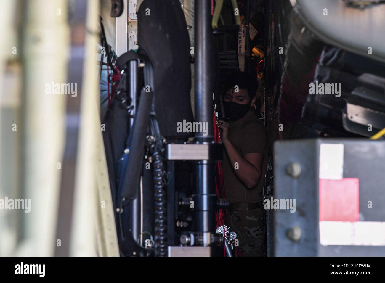 Le principal Airman Milton Delcid serre entre un camion-citerne et le fuselage d'un avion C-130J tout en ancrant le camion-citerne dans la baie de chargement du C-130.Les membres du 61e Escadron de transport aérien de la base aérienne de Little Rock et du 354e Escadron de chasseurs de la base aérienne de Davis-Monthan, en Arizona, se sont associés pour fournir un soutien logistique et au sol au corps des Marines lors de leur exercice de fureur d’hiver 21.Le 61e Escadron de transport aérien C-130J, Super Hercules, a pour objectif principal de servir de commandement de mission autonome pour les A-10 dans un environnement d'opérations distribuées et d'aider le corps des Marines W Banque D'Images