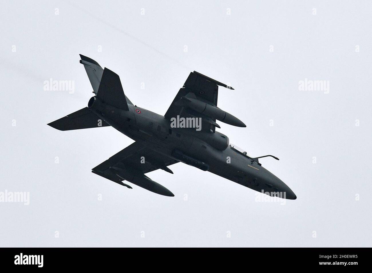 Une AMX de la Force aérienne italienne appuie les parachutistes du 1er Bataillon, 503e Régiment d'infanterie, 173e Brigade aéroportée, le 4e Régiment Alpini de l'Armée italienne et la 16e Escadre de la Force aérienne italienne et la 3e Escadre, pendant l'exercice Eagle Ace II à la base aérienne italienne de Rivolto, Udine Italie, 18 février,2021 dans des conditions de prévention Covid-19.L'objectif de cette opération est d'améliorer les relations avec le pays hôte, de renforcer l'alliance et d'accroître l'interopérabilité de l'OTAN.La 173e Brigade aéroportée est la Force d'intervention en cas d'urgence de l'armée américaine en Europe, capable de projeter prêt FO Banque D'Images