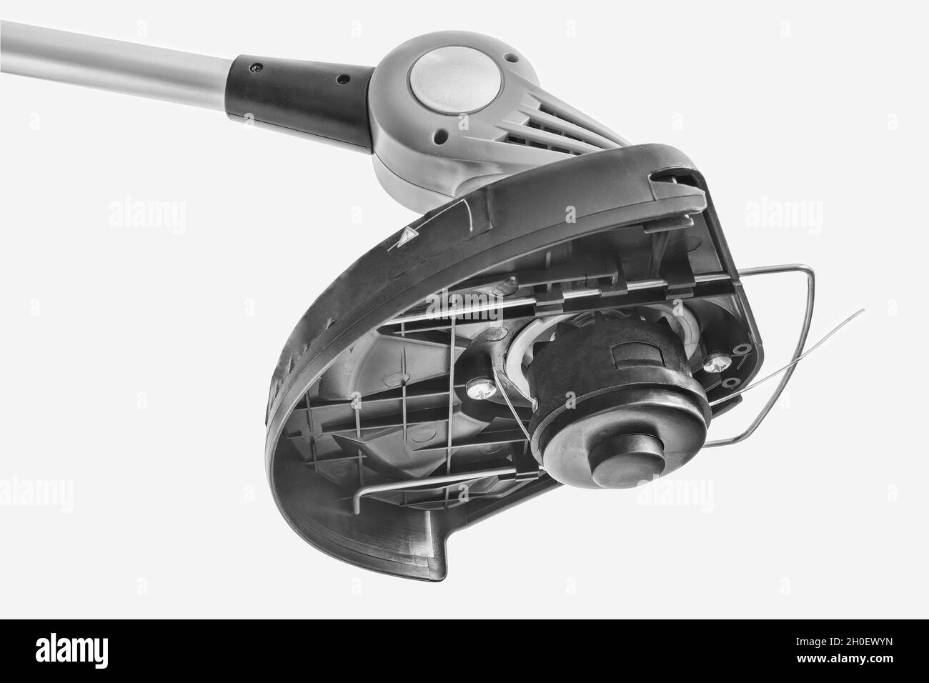 Appareils électroménagers : fragment d'une tondeuse-un coupe-herbe pour couper des pelouses sur des batteries rechargeables.Présenté sur fond blanc, vue avant, c Banque D'Images