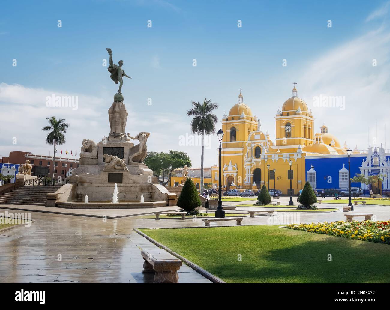 La place principale (Plaza de Armas) et de la cathédrale - Trujillo, Pérou Banque D'Images