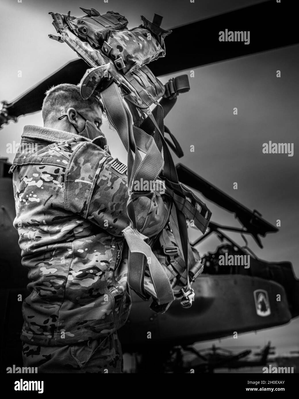 Le pilote AH-64 et le commandant de la 12e brigade de l'aviation de combat Adam Keller mettent son équipement de vol pour un vol d'entraînement de routine le 18 février à l'aérodrome de l'armée de Katterbach, en Allemagne. Banque D'Images