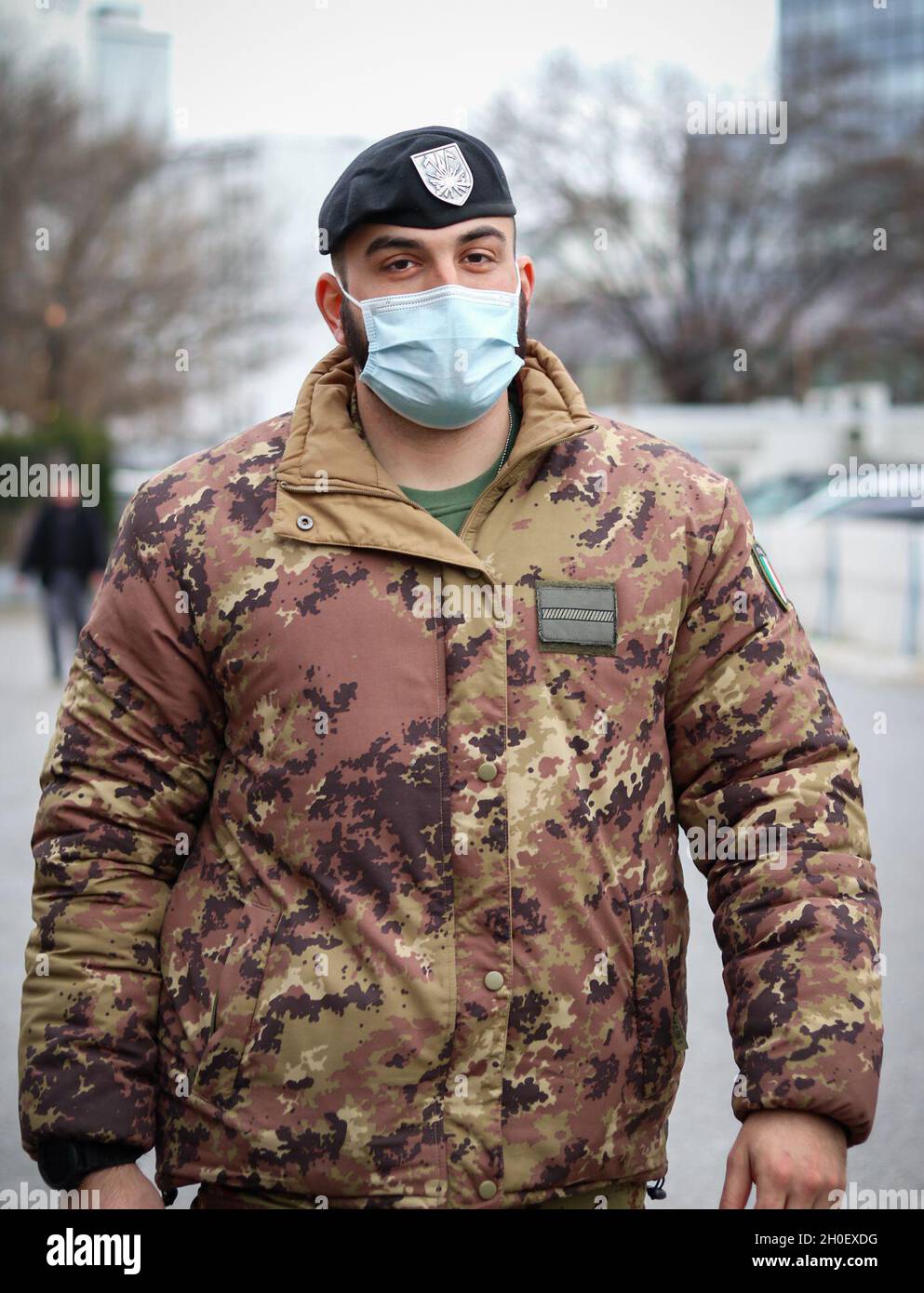Le maréchal de l'armée italienne Tommaso Tirabassi, membre de l'équipe de  surveillance de liaison de kilo 8 affectée au Commandement régional est de  la Force du Kosovo, se rend à l'institution de