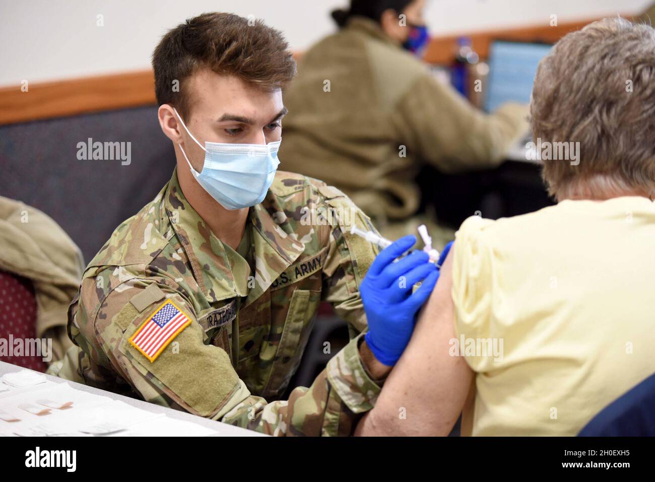 SPC de l'armée américaine.Lucas Tratechaud, un medic de combat avec le 3e Bataillon, 126e Régiment d'infanterie, quartier général et compagnie de quartier général de la Garde nationale de l'Armée du Michigan, servant actuellement avec l'équipe d'essais de vaccination COVID-19 de la Garde nationale du Michigan, Force opérationnelle Bronco, administre une vaccination COVID-19 lors d'un événement de vaccination COVID-19 dans la collectivité, Coldwater (Michigan), le 18 février 2020.Le ministère de la Santé et des Services sociaux du Michigan et la Garde nationale du Michigan collaborent tout au long de la pandémie pour accroître l'accès aux vaccins contre la COVID-19 dans tout l'État pour les Michiganders. Banque D'Images