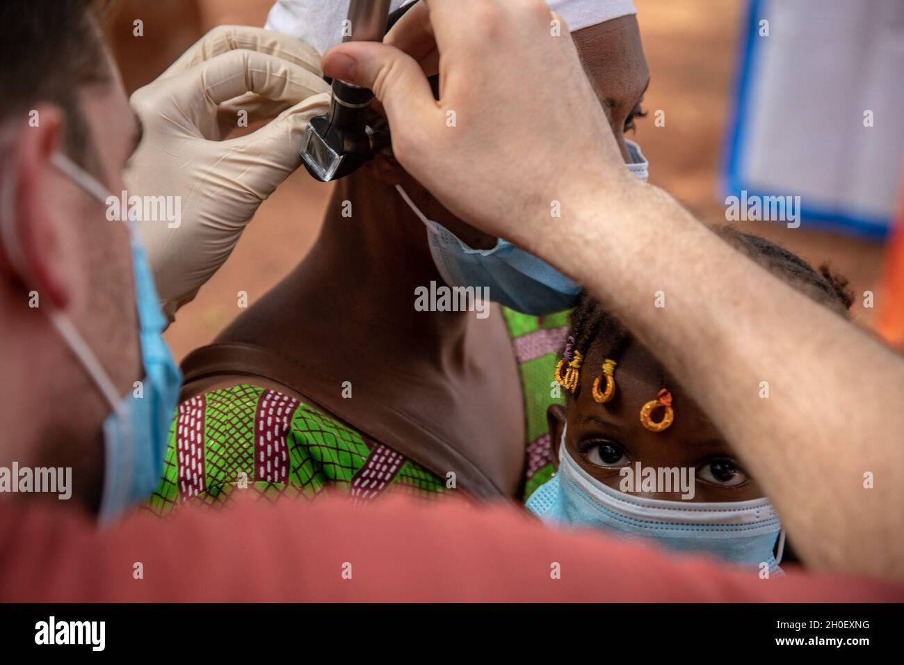 Sergent d'état-major de l'armée américaineAidan McNulty, affecté à l'équipe des affaires civiles (CAT) 142, au 91e Bataillon des affaires civiles de Delta Co., fournit une aide médicale à un local du Burkina Faso à Bobo-Dioulasso, Burkina Faso, 18 février 2021.Des membres de l'armée américaine ont fourni du matériel médical et une formation aux médecins militaires burkinabé à Bobo-Dioulasso.La formation a soutenu les examens médicaux et les traitements de plus de 400 personnes avec l'aide militaire américaine axée sur le renforcement des capacités des forces de sécurité du Burkina Faso. Banque D'Images