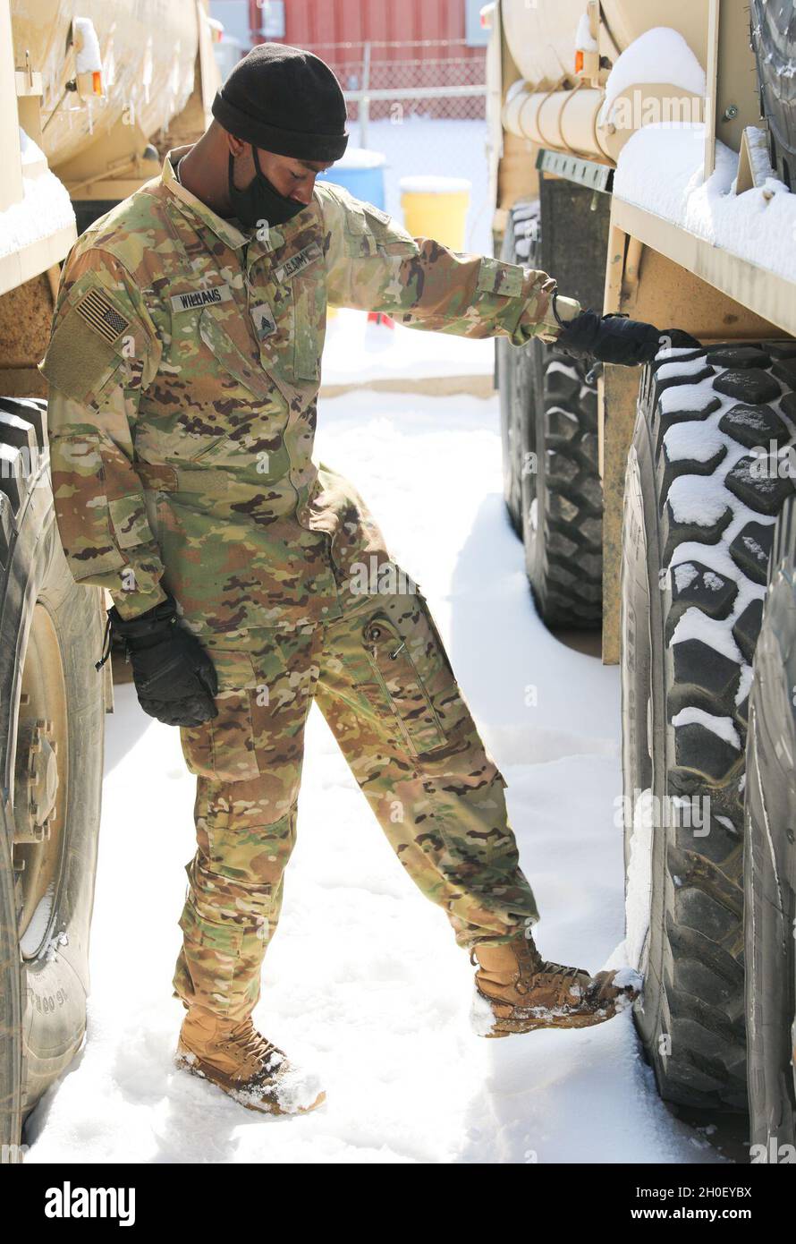 Sgt.Christopher Williams, un soldat de la troupe Fox 6-17 CAV, 4E CAB, donne un véhicule dans la piscine à moteur une promenade, le 18 février 2021 sur fort Carson, Colorado.Les promenades sont très importantes pour la sécurité dans la piscine. Banque D'Images