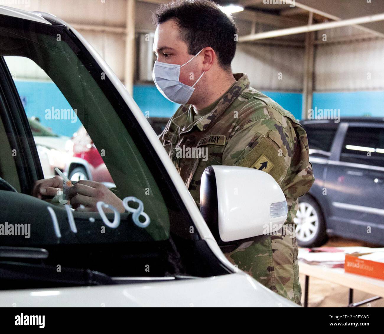 Une médaillée de la Garde nationale de l’Armée du Michigan affectée à la COVID-19 Response Task Force Bronco de la Garde nationale du Michigan, remet un vaccin COVID-19 à un résident du comté d’Ionia à la clinique de vaccination communautaire COVID-19, au County Road Department, le 18 février 2021.Il fait partie des équipes de vaccination et de tests COVID-19 de la Garde demandées par le département de santé du comté d'Ionia pour fournir des vaccins aux résidents âgés de 65 ans et plus.La Garde nationale du Michigan a augmenté avec le ministère de la Santé et des Services sociaux du Michigan pour soutenir les organismes de soins de santé locaux, comme demandé, dans l'administration Banque D'Images