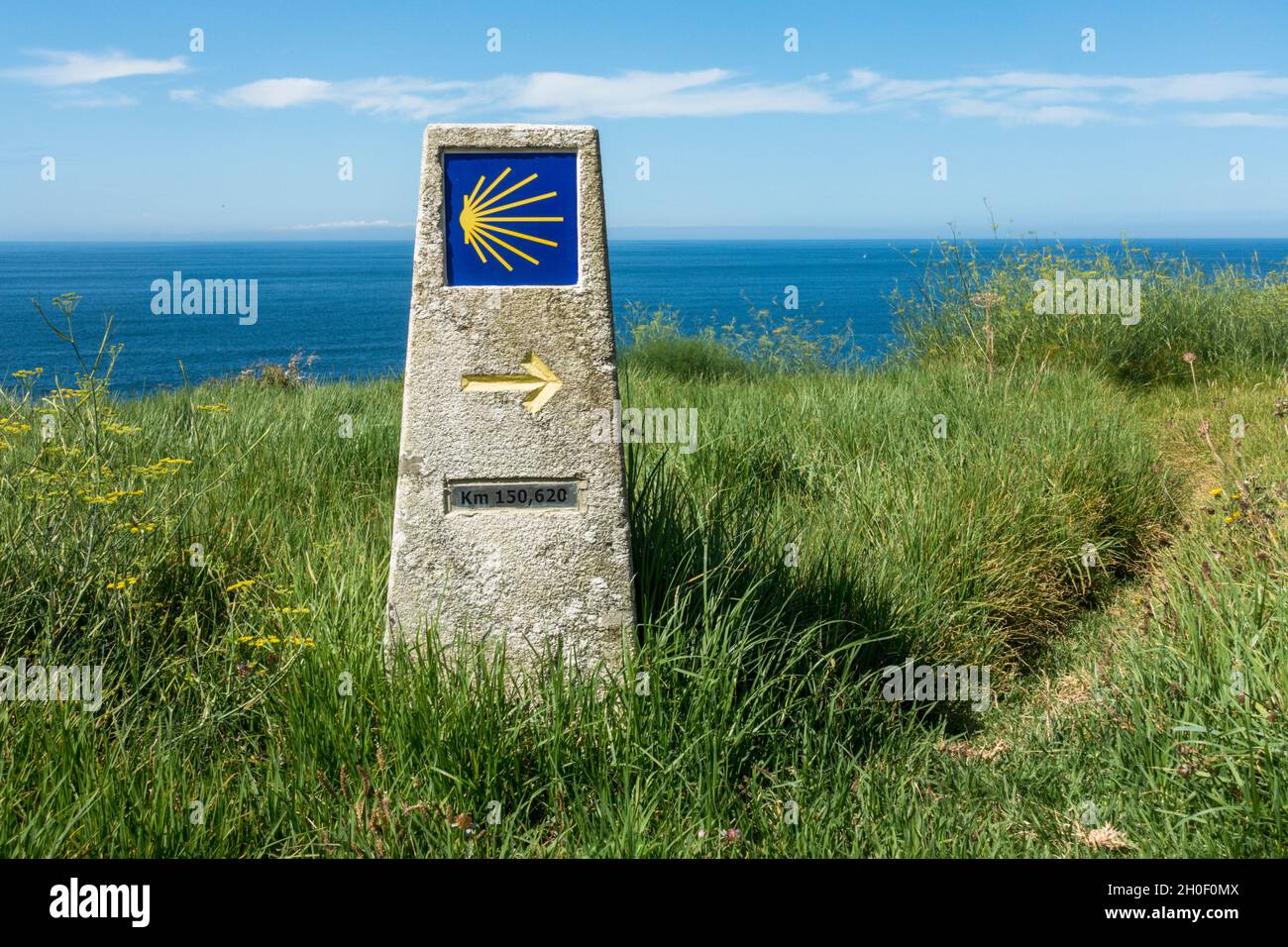 Panneau en pierre de Saint-Jacques, direction Camino de Santiago, route chrétienne de pèlerinage, Galice, Espagne. Banque D'Images