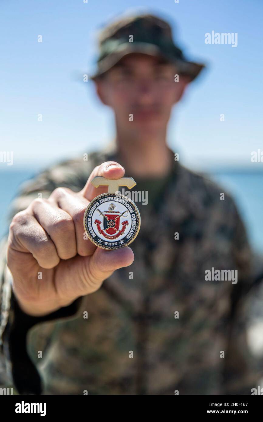 CPL marine des États-UnisJordan Perez, ingénieur de combat du 7e Bataillon de soutien des ingénieurs, 1er Groupe de logistique maritime, pose une photo dans la zone 21 du camp de base des corps marins Pendleton, Californie, le 19 février 2021.Perez s'est vu décerner une médaille de défi pour avoir sauvé un couple après le renversement de son kayak dans le bassin de bateaux de la région de 21.Perez est originaire d'Antioch, en Californie. Banque D'Images