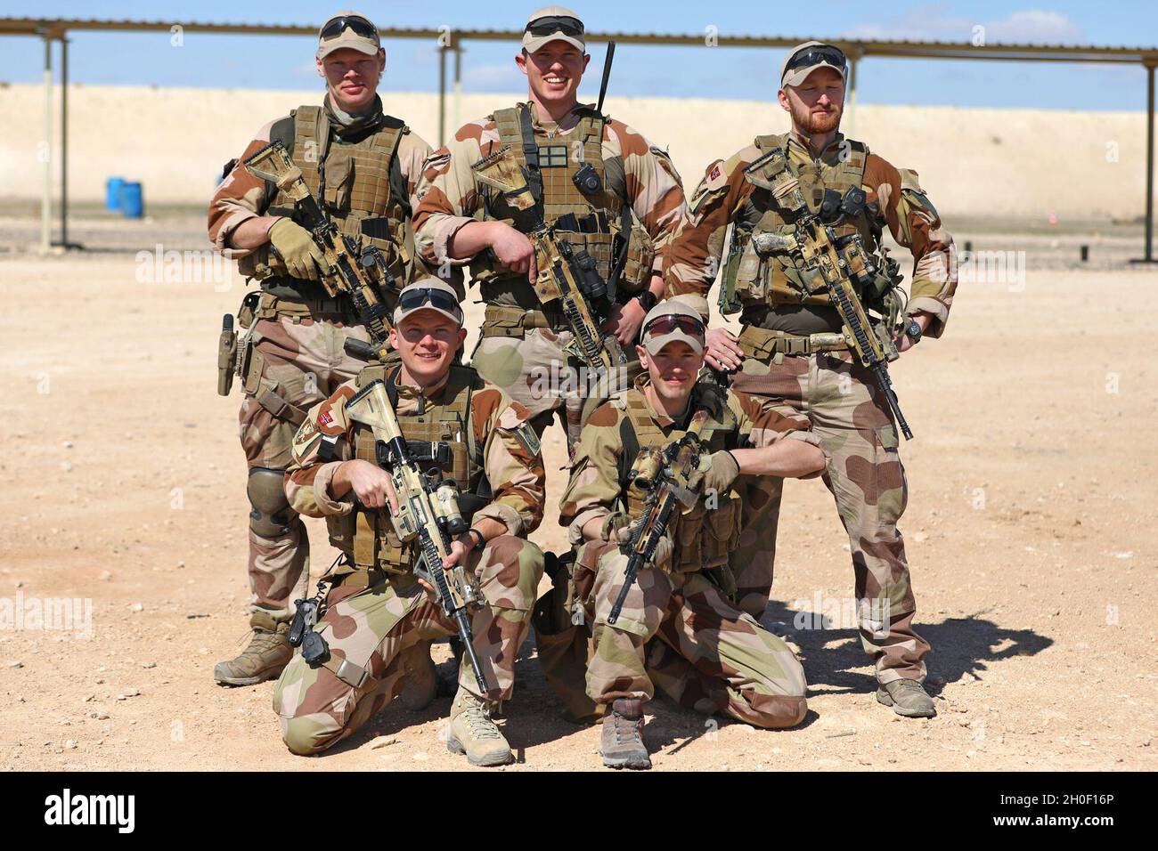 L'armée américaine, les soldats norvégiens et polonais participent à un concours de tir parrainé par l'armée polonaise dans une aire de tir près de la base aérienne d'Al Asad, en Irak, le 19 février 2021.Les participants ont tiré à partir de différents points de tir à des cibles qui se distancent de 25 à 75 mètres tout en se déplaçant du point de tir au point de tir dans le moins de temps et le moins de munitions dépensés.Les soldats norvégiens de Task Force Vikings ont remporté l'événement global de l'équipe et ont remporté les gagnants individuels de la première à la troisième place. Banque D'Images