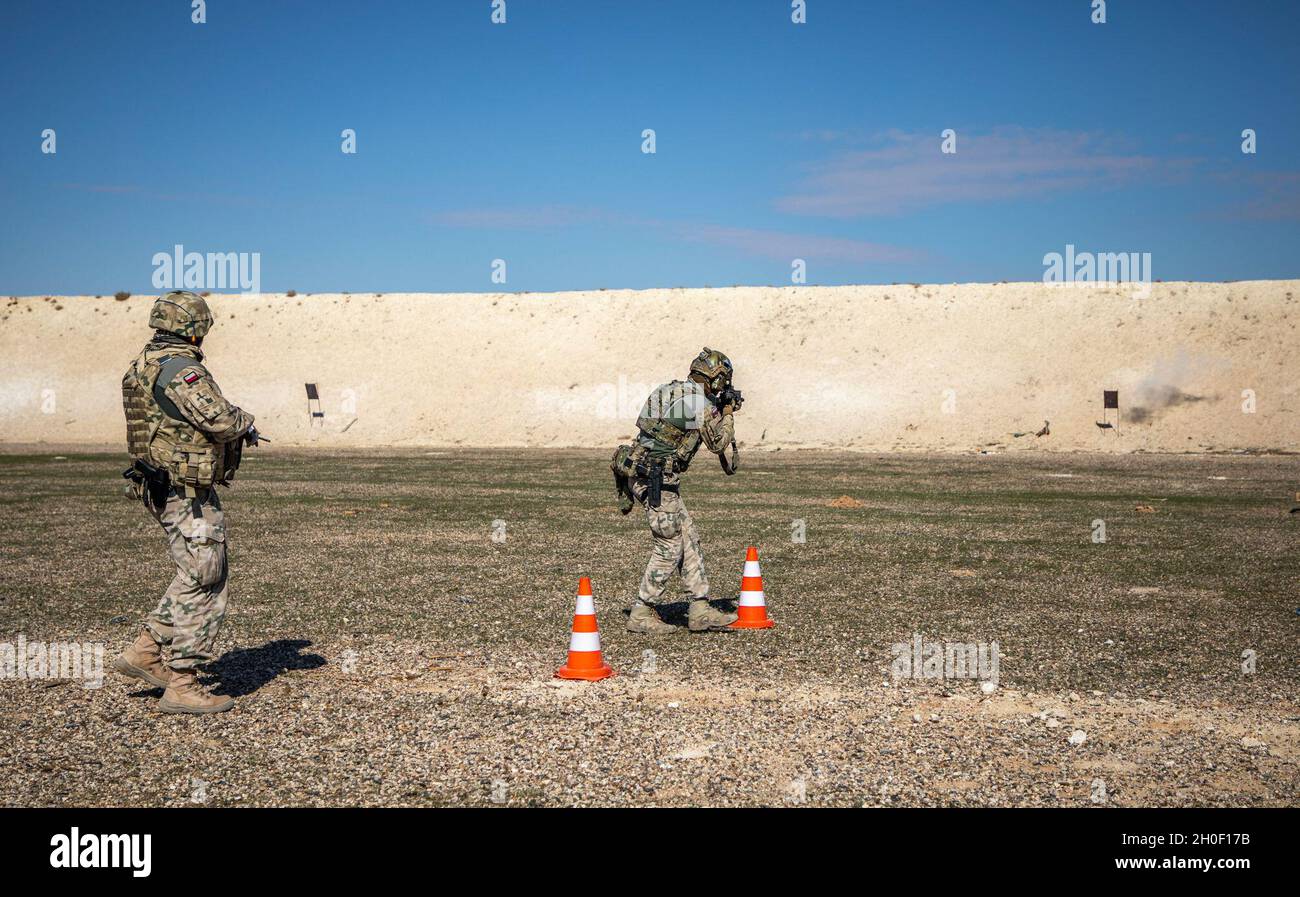 L'armée américaine, les soldats norvégiens et polonais participent à un concours de tir parrainé par l'armée polonaise dans une aire de tir près de la base aérienne d'Al Asad, en Irak, le 19 février 2021.Les participants ont tiré à partir de différents points de tir à des cibles qui se distancent de 25 à 75 mètres tout en se déplaçant du point de tir au point de tir dans le moins de temps et le moins de munitions dépensés.Les soldats norvégiens de Task Force Vikings ont remporté l'événement global de l'équipe et ont remporté les gagnants individuels de la première à la troisième place. Banque D'Images