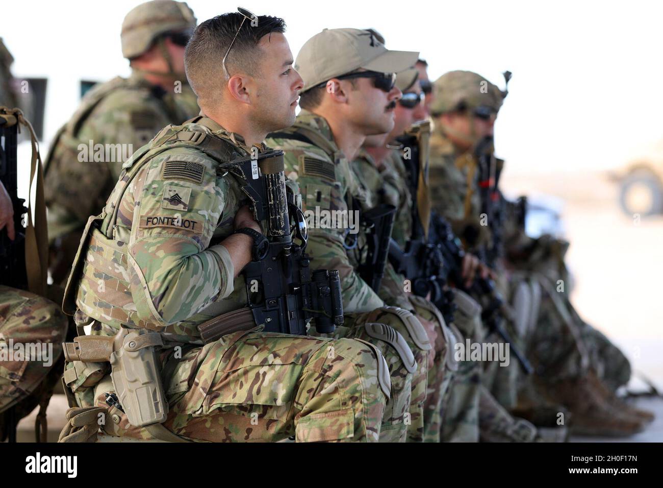 L'armée américaine, les soldats norvégiens et polonais participent à un concours de tir parrainé par l'armée polonaise dans une aire de tir près de la base aérienne d'Al Asad, en Irak, le 19 février 2021.Les participants ont tiré à partir de différents points de tir à des cibles qui se distancent de 25 à 75 mètres tout en se déplaçant du point de tir au point de tir dans le moins de temps et le moins de munitions dépensés.Les soldats norvégiens de Task Force Vikings ont remporté l'événement global de l'équipe et ont remporté les gagnants individuels de la première à la troisième place. Banque D'Images