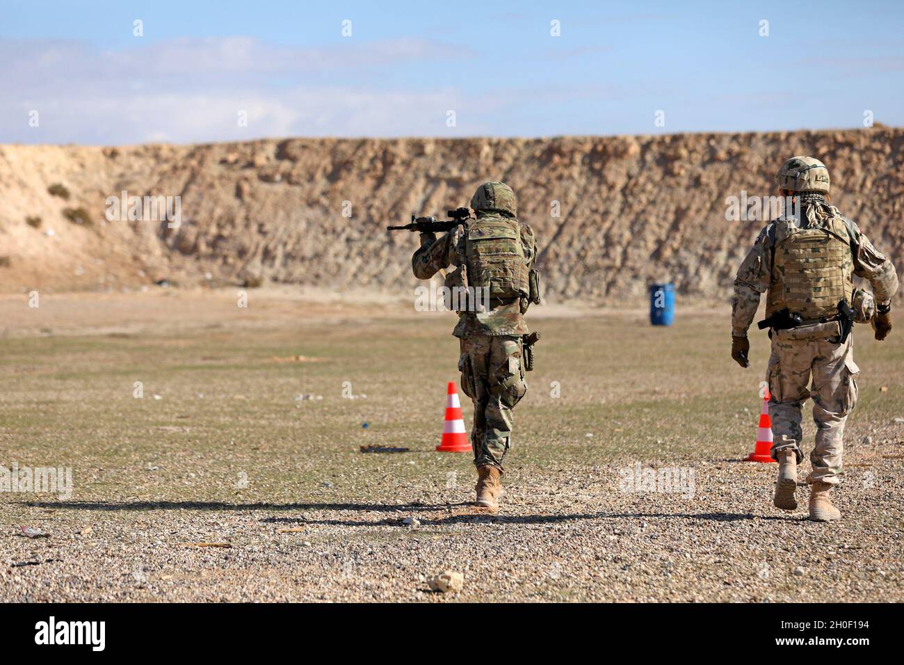 L'armée américaine, les soldats norvégiens et polonais participent à un concours de tir parrainé par l'armée polonaise dans une aire de tir près de la base aérienne d'Al Asad, en Irak, le 19 février 2021.Les participants ont tiré à partir de différents points de tir à des cibles qui se distancent de 25 à 75 mètres tout en se déplaçant du point de tir au point de tir dans le moins de temps et le moins de munitions dépensés.Les soldats norvégiens de Task Force Vikings ont remporté l'événement global de l'équipe et ont remporté les gagnants individuels de la première à la troisième place. Banque D'Images