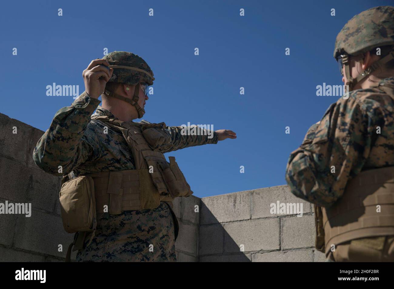 Une Marine américaine avec le quartier général Bataillon, 1re Division Marine, lance une grenade de pratique M69 sur le camp de base du corps des Marines Pendleton, Californie, 19 février 2021.La gamme de grenades a été utilisée pour améliorer l’état de préparation global de l’unité à la mission. Banque D'Images