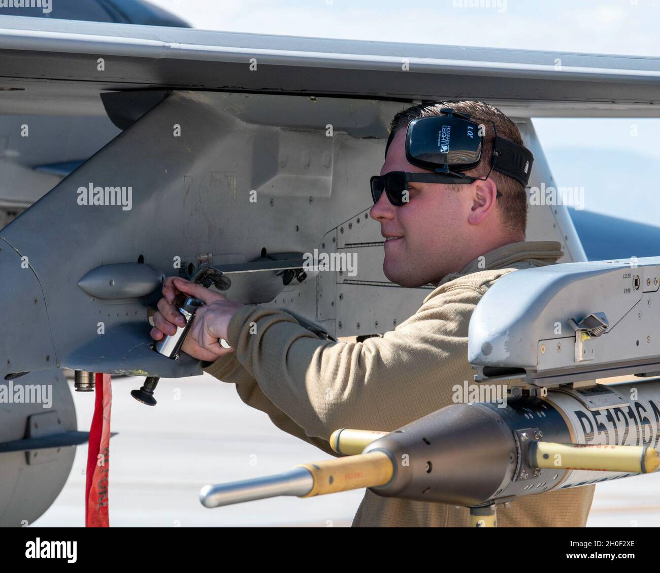 Sergent d'état-major de la Force aérienne des États-UnisAaron Hoeft, spécialiste des armes affecté à la 115e Escadre de chasseurs, Madison, Wisconsin, effectue une inspection post-incendie sur un faucon de combat F-16 à la base aérienne de Nellis, Nevada, le 17 mars 2021, pendant le drapeau rouge 21-2.Le drapeau rouge offre aux commandants de mission, au personnel de maintenance, aux contrôleurs au sol et aux opérateurs aériens, spatiaux et cybernétiques la possibilité de faire l'expérience de scénarios de combat réalistes en vue d'une guerre future. Banque D'Images