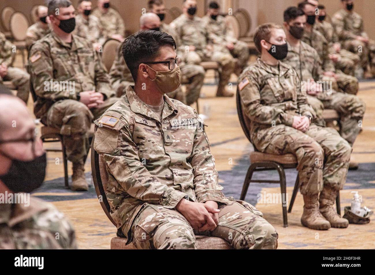 Les soldats du 1er Bataillon, 63e Régiment d'armure de fort Riley, Kan., participent à la réception, à la mise en scène, au mouvement et à l'intégration conjoints (JRSOI) à l'hôtel Omni de Dallas, Texas, le 20 février 2021, en vue de soutenir les centres de vaccination communautaires COVID gérés par l'État et soutenus par le gouvernement fédéral.Ces équipes de soutien aux vaccins comprennent des infirmières, des techniciens, des médecins et un soutien administratif pour permettre la vaccination d'un grand nombre de personnes en peu de temps.Le Commandement du Nord des États-Unis, par l'entremise de l'Armée du Nord des États-Unis, demeure déterminé à offrir un service de défense souple et continu Banque D'Images