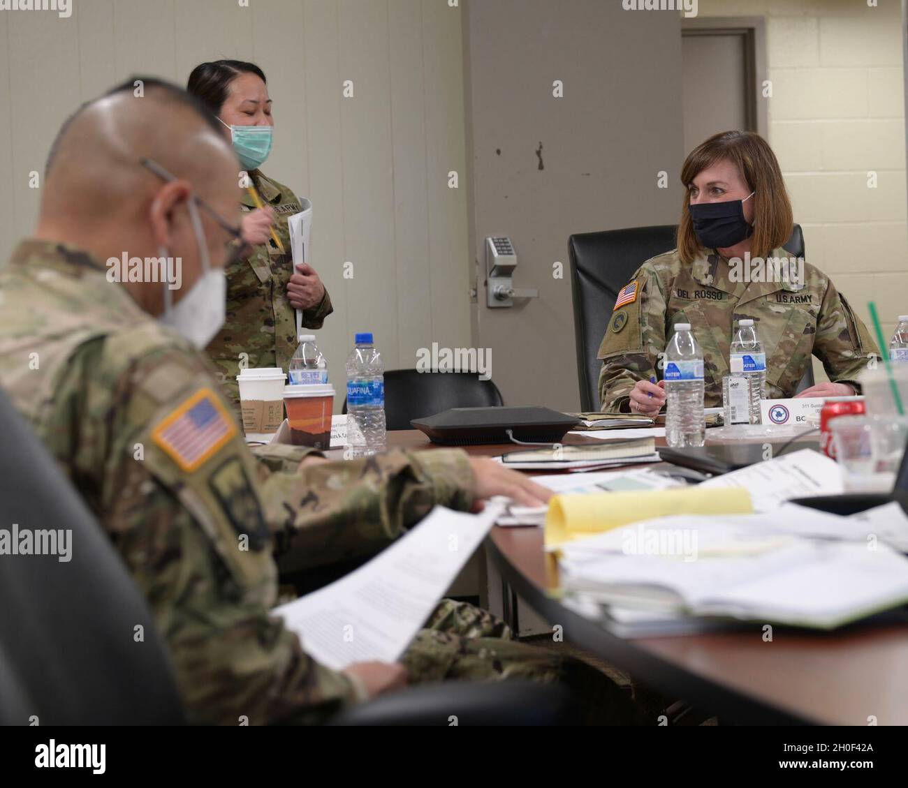 Bang.Le général Dianne Del Rosso, commandant général du 311e Commandement du soutien expéditionnaire, fournit des conseils de formation lors d'un briefing de formation à Los Angeles le 21 février 2021.Les mémoires annuels de formation ont permis aux commandants de s'engager directement avec la direction du 311e Commandement du soutien expéditionnaire, puisqu'ils ont donné un aperçu de leurs plans de formation à court et à long terme. Banque D'Images