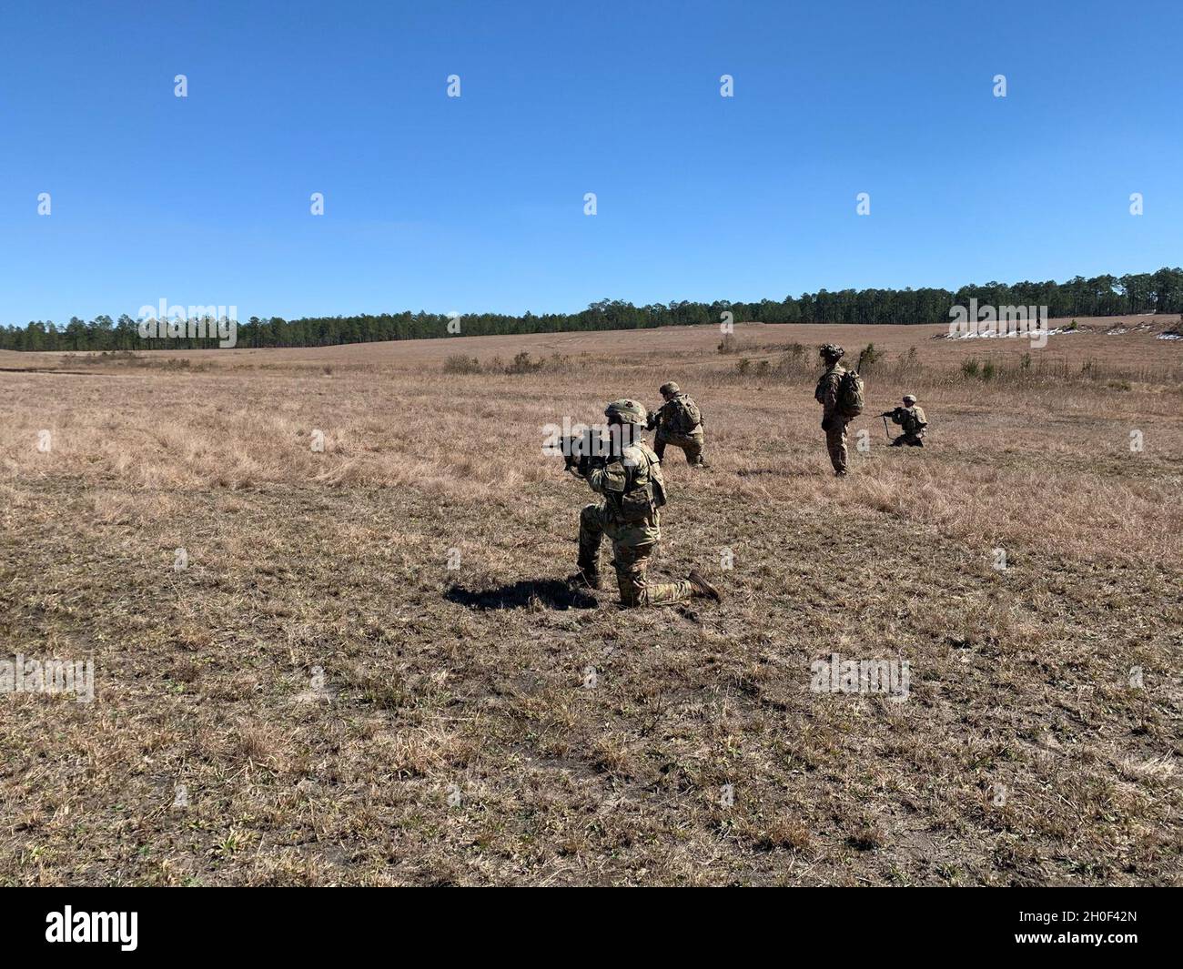 Soldats du 1er Bataillon, 506e Régiment d’infanterie « Red Currahee », équipe de combat de la 1re Brigade « Bastogne », 101e Division aéroportée (assaut aérien) se préparant à attaquer l’objectif sur fort Polk, Louisiane, lors d’un exercice d’incendie en direct le 20 février.Red Currahee a déployé plus de 203 soldats à l’appui de l’équipe de combat de la 3e Brigade, la rotation du Centre d’entraînement interarmées de préparation de la 82e Division aéroportée, afin de s’assurer que leur unité est bien formée et prête pour les opérations lorsque la nation le demande. Banque D'Images