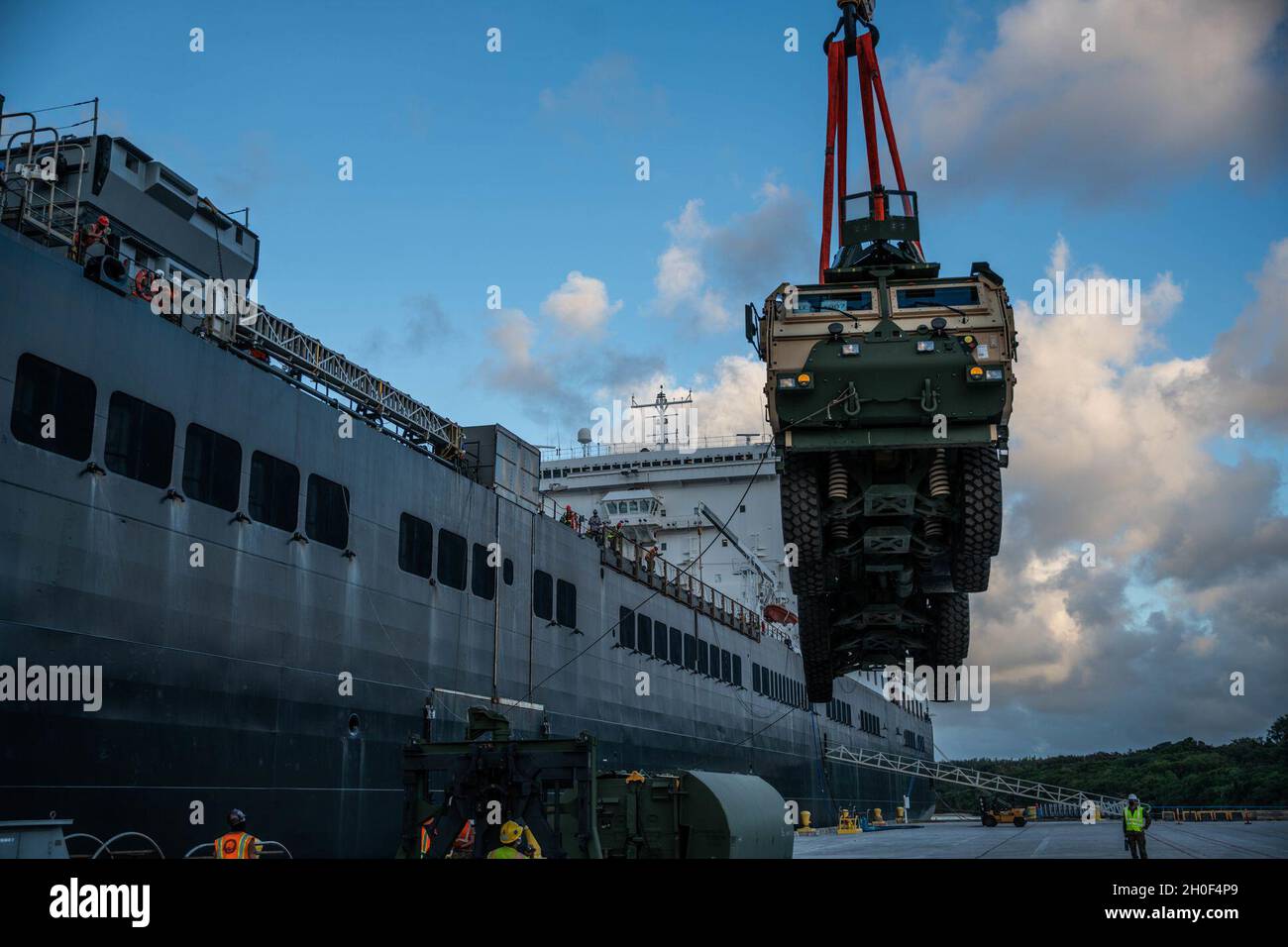 Les Marines des États-Unis avec combat Logistics Regiment 3 (CLR-3), 3d Marine Logistics Group (MLG) et les marins avec Navy Cargo Handling Battalion 1, déchargent un système de logistique de remplacement de véhicule de la classe Bob Hope cargo USNS Pililaau (T-AKR-304) pendant Hagåtña Fury 21 à la base navale Guam, le 21 février 2021.Le CLR-3 dirige Hagåtña Fury 21 de concert avec des éléments de la 3d Marine Division (MARDIV), de la 1re Escadre d’avions marins et de l’escadron de prépositionnement maritime 3 afin de construire et de tester une force « Fight Now » capable de fournir un soutien expéditionnaire à partir d’un terrain maritime clé Banque D'Images