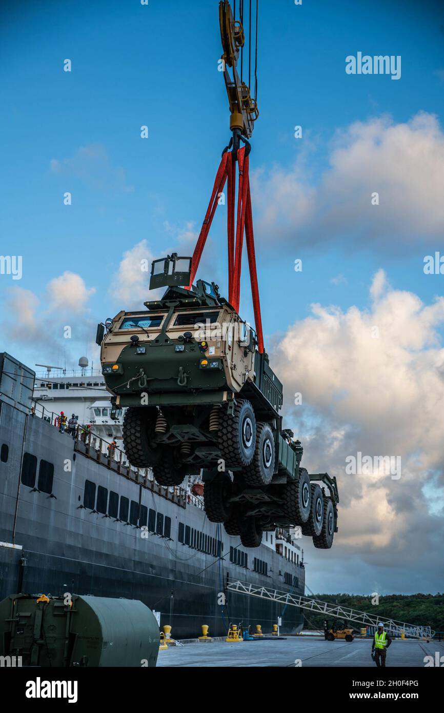 Les Marines des États-Unis avec combat Logistics Regiment 3 (CLR-3), 3d Marine Logistics Group (MLG) et les marins avec Navy Cargo Handling Battalion 1, déchargent un système de logistique de remplacement de véhicule de la classe Bob Hope cargo USNS Pililaau (T-AKR-304) pendant Hagåtña Fury 21 à la base navale Guam, le 21 février 2021.Le CLR-3 dirige Hagåtña Fury 21 de concert avec des éléments de la 3d Marine Division (MARDIV), de la 1re Escadre d’avions marins et de l’escadron de prépositionnement maritime 3 afin de construire et de tester une force « Fight Now » capable de fournir un soutien expéditionnaire à partir d’un terrain maritime clé Banque D'Images