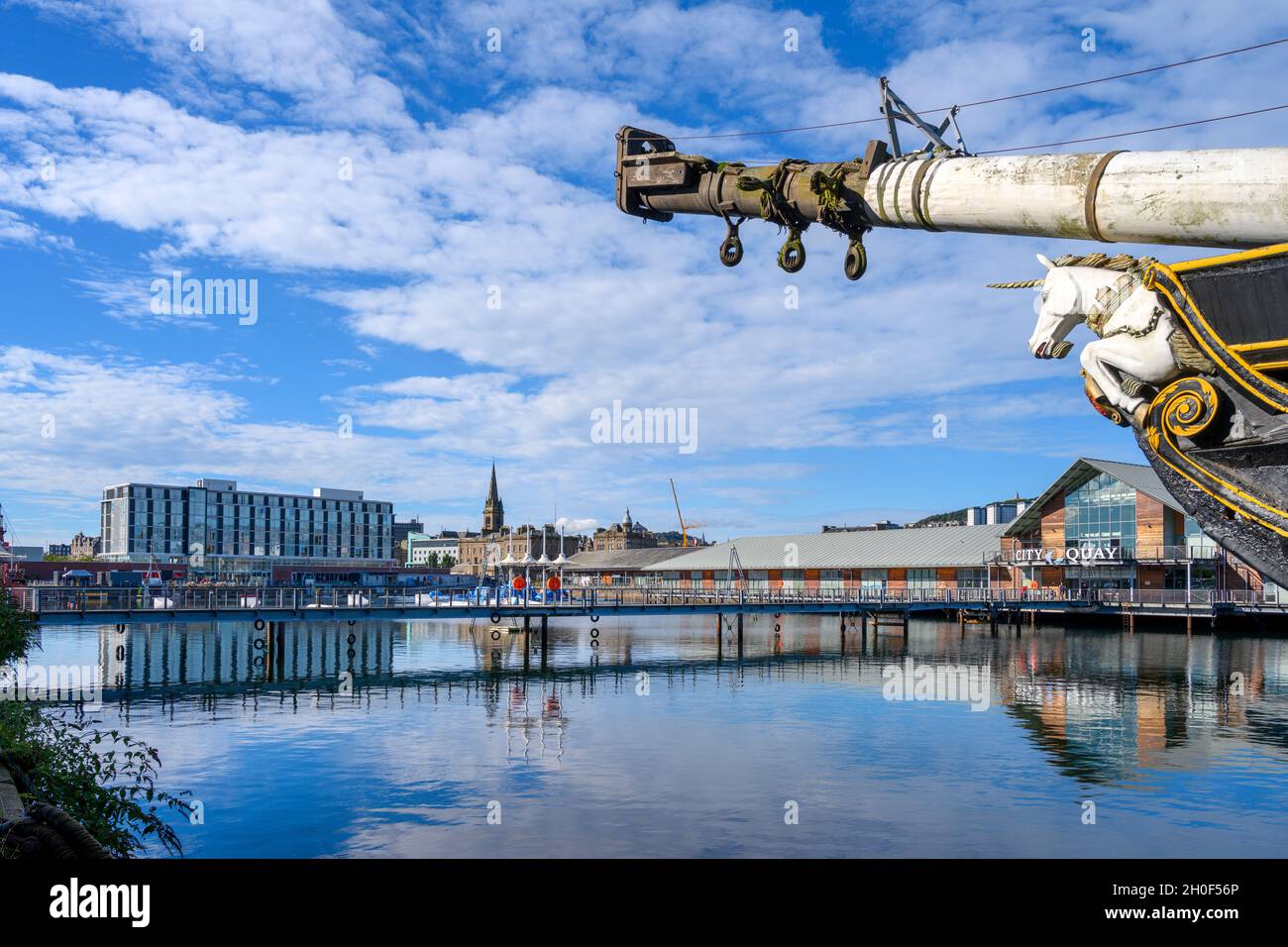 City Quay, avec la frégate de voile du XIXe siècle, HMS Unicorn en premier plan, Dundee, Écosse, Royaume-Uni Banque D'Images