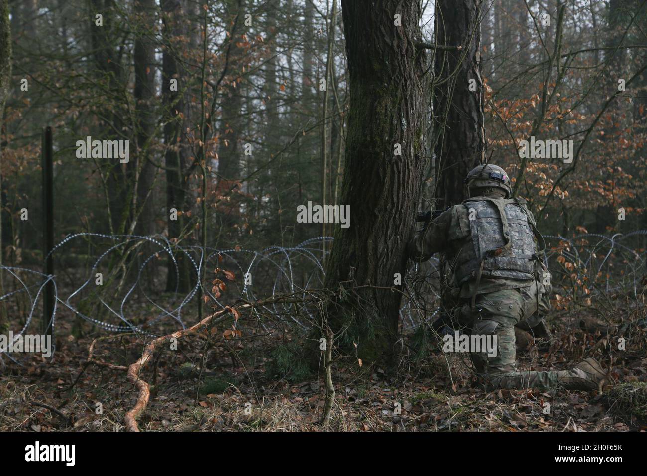 Un soldat américain du 115e Bataillon de soutien de brigade, 1re équipe de combat de brigade blindée, 1re division de cavalerie fournit un feu de couverture tout en étant attaqué par des forces opposées dans une simulation d'attaque pendant la résolution combinée XV à la zone d'entraînement Hohenfels à Hohenfels, Allemagne, 23 février 2021.Combined Resolve XV est un exercice multinational dirigé par le département de l'Armée de terre conçu pour construire l'équipe de combat de la 1re Brigade blindée, la préparation de la 1re Division de Cavalry et améliorer l'interopérabilité avec les forces alliées pour combattre et gagner contre tout adversaire Banque D'Images