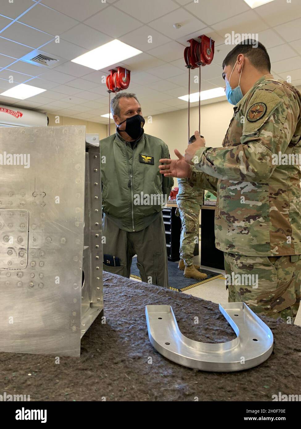 Le général de division José Luis Barrios Espinosa, adjoint à la défense et attaché aérien à l'ambassade du Pérou à Washington, D.C., écoute le sergent d'état-major.Manuel Lalane Tristan lorsqu'il visite le poste de pilotage du C-130 utilisé pour l'entraînement au 318e Escadron d'entraînement le 22 février 2021.Le général a rencontré les dirigeants de l'Académie interaméricaine des forces aériennes afin de continuer à renforcer les partenariats et à élargir la coopération en matière de sécurité entre les États-Unis et le Pérou. Banque D'Images