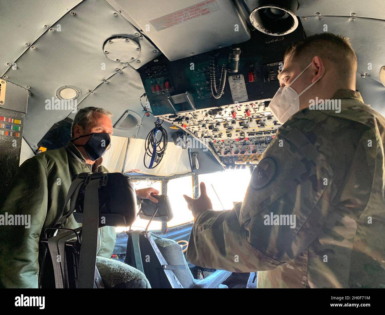 Le général de division José Luis Barrios Espinosa, adjoint à la défense et attaché aérien à l'ambassade du Pérou à Washington, D.C., écoute le sergent d'état-major.Manuel Lalane Tristan lorsqu'il visite le poste de pilotage du C-130 utilisé pour l'entraînement au 318e Escadron d'entraînement le 22 février 2021.Le général a rencontré les dirigeants de l'Académie interaméricaine des forces aériennes afin de continuer à renforcer les partenariats et à élargir la coopération en matière de sécurité entre les États-Unis et le Pérou. Banque D'Images