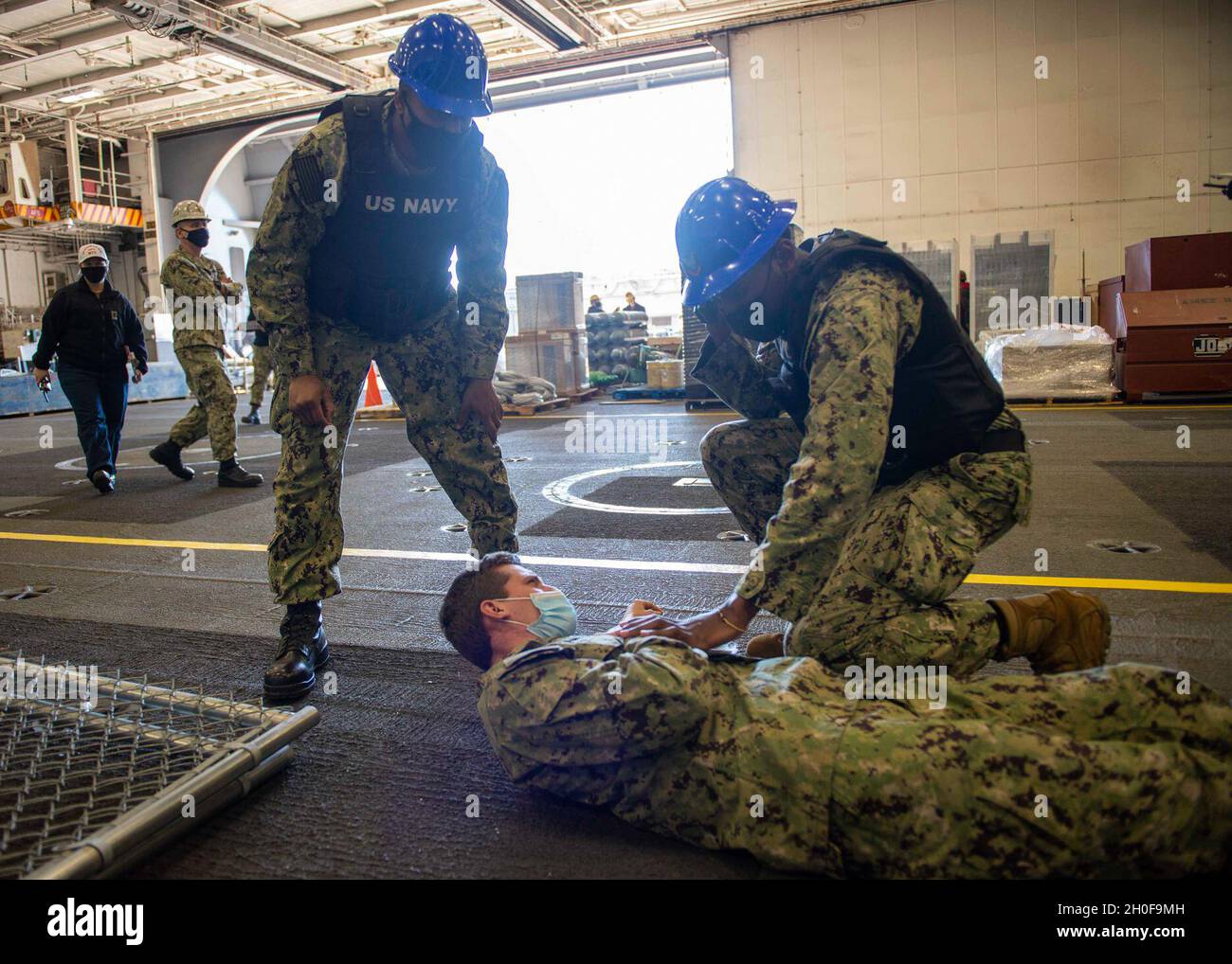 210223-N-EH998-1043 PORTSMOUTH, Virginie (fév23, 2021) la sécurité répond aux blessés Sailor lors d'un exercice de tir actif à bord du porte-avions USS George H. W. Bush (CVN 77).GHWB est au chantier naval de Norfolk et subit sa disponibilité incrémentale planifiée pour l'amarrage. Banque D'Images