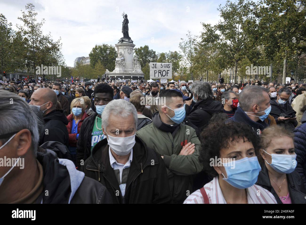 FRANCE.PARIS (75) 11 ÈME ARRONDISSEMENT.PLACE DE LA RÉPUBLIQUE.OCTOBRE 18 DIMANCHE, DES CENTAINES D'ENSEIGNANTS RENDENT HOMMAGE À SAMUEL PATY ASSASSINÉ QUELQUES JOURS AUPARAVANT Banque D'Images