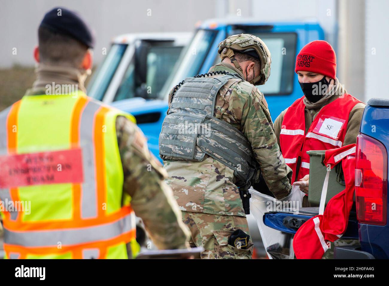 Les membres du 88e Escadron des forces de sécurité échangent des munitions en direct pour des tours factices avant d'entrer dans le bâtiment lors d'un exercice de tir actif à la base aérienne Wright-Patterson, Ohio, le 24 février 2021.Des exercices de préparation sont régulièrement organisés pour rationaliser la cohésion de l'unité lors des interventions en cas d'urgence. Banque D'Images