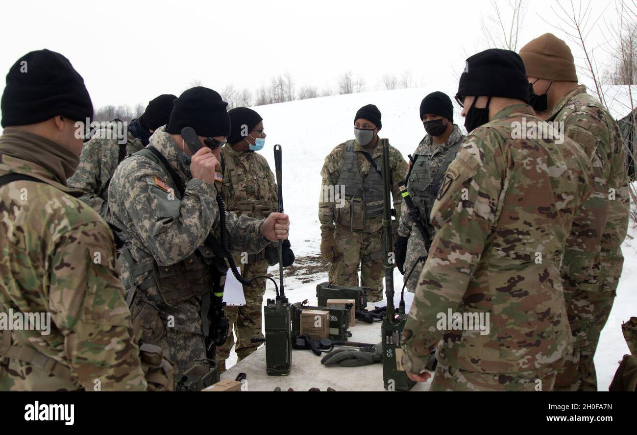 Les soldats du 10e Bataillon de soutien de la brigade, de l'équipe de combat de la 1re Brigade, de la 10e Division de montagne (LI) s'exercent à assembler une radio portative tactique et à transmettre un rapport sur place pendant la semaine du défi SHERPA du bataillon, le 24 février 2021, à fort Drum,La semaine du défi SHERPA de New York a été conçue pour former les soldats aux tâches de l'insigne Expert Soldier, pour mettre en question la préparation physique et pour accroître la préparation de l'unité. Banque D'Images