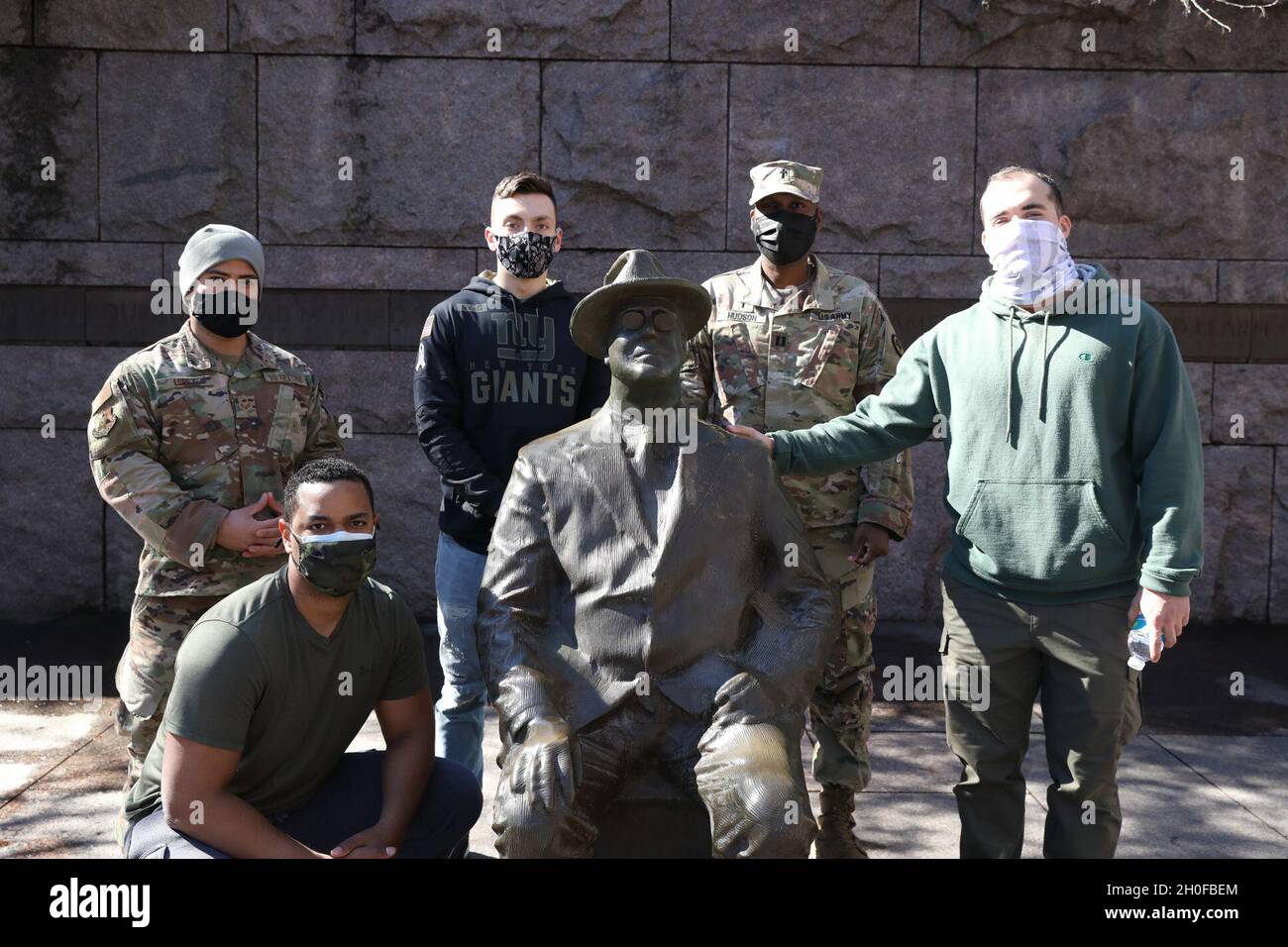 Guerre, Militaire - Carte Photo De Soldats Francais   Des Parisiens   D Artillerie Devant Leurs Baraquement En 1927 1992946763