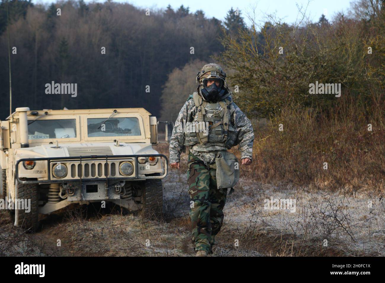 Un soldat américain du 115e Bataillon de soutien de brigade, 1re équipe de combat de brigade blindée, 1re division de cavalerie dirige un véhicule à roues polyvalent de haute mobilité pendant la résolution combinée XV à la zone d'entraînement de Hohenfels, en Allemagne, le 24 février 2021.Combined Resolve XV est un exercice multinational dirigé par le département de l’Armée de terre conçu pour construire l’équipe de combat de la 1re Brigade blindée, la préparation de la 1re Division de Cavalry et améliorer l’interopérabilité avec les forces alliées pour combattre et gagner contre et adversaire. Banque D'Images