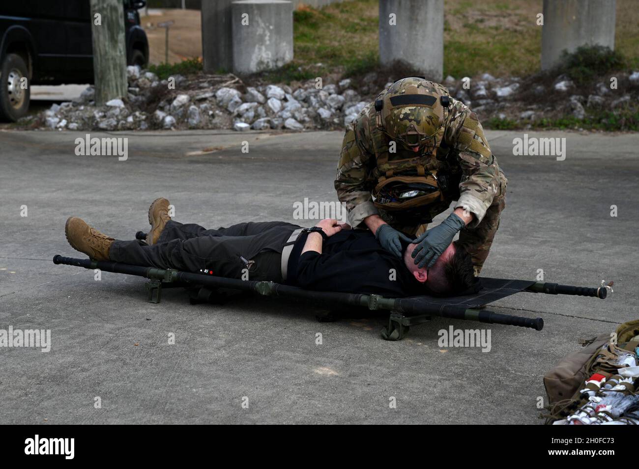 Un membre des Forces d'opérations spéciales françaises traite un acteur simulant un patient récupéré sur un site de victimes de masse pendant le Emerald Warrior 21.1, le 24 février 2021, au Camp Shelby, Mississippi.Emerald Warrior s'est concentré sur les relations avec les pays partenaires des États-Unis tout en mettant l'accent sur l'interopérabilité des forces conjointes. Banque D'Images