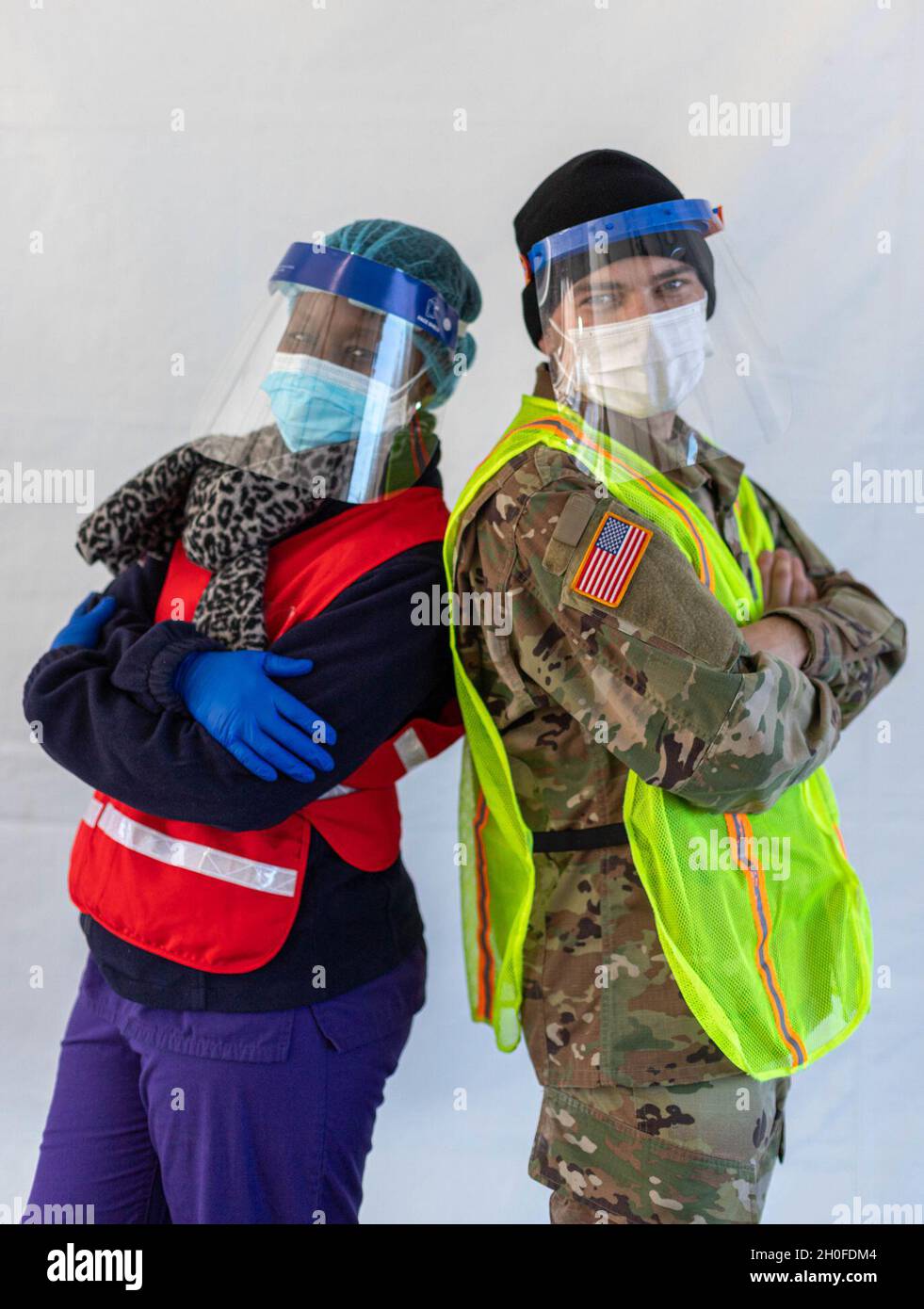 Garde nationale du Maryland SPC.Joseph Wolfe, un medic de combat avec le 104e Medical Company Area support, et Fatou Holley, une infirmière de Maxim Healthcare Services, posent pour une photo au site de vaccination de masse de six Flags, le 24 février 2021, à Bowie, Maryland.Le MDNG a été activé pour soutenir la réponse du Maryland COVID-19 en fournissant un soutien direct aux services de santé du comté pour aider à accélérer les efforts de vaccination et de test du COVID-19. Banque D'Images