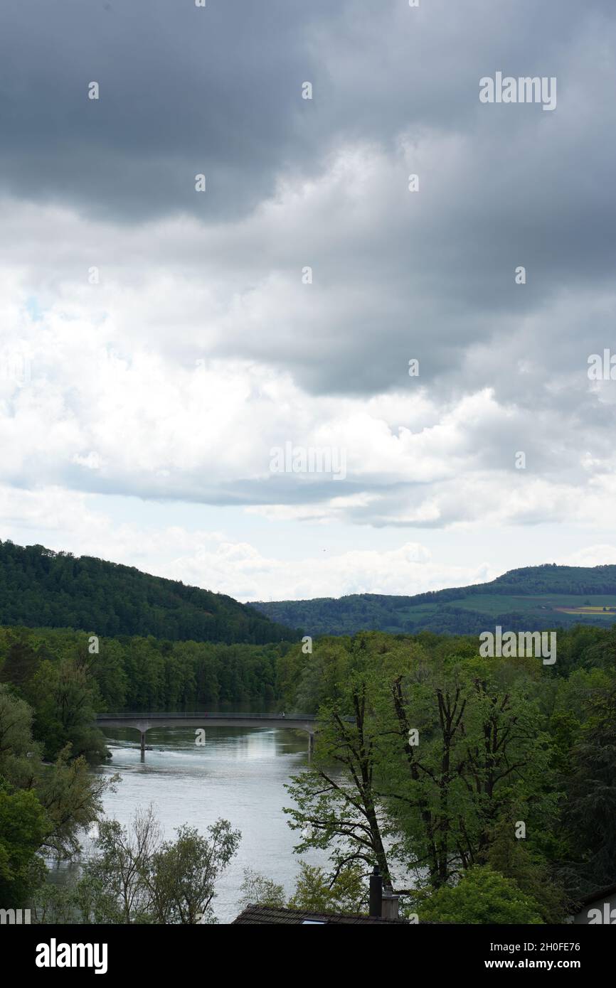 Ciel gris nuageux au-dessus de la rivière Aare au milieu des bois et des collines.Suisse dans le canton d'Argau. Banque D'Images