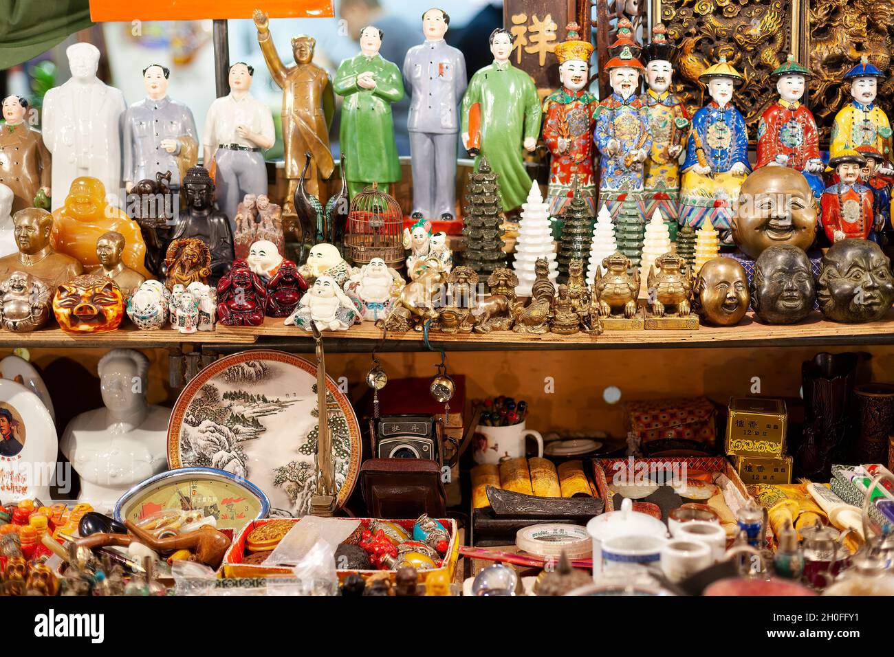 Kowloon, Hong Kong, Chine, Asie - gros plan sur la marchandise d'une boutique de cadeaux traditionnelle chinoise dans un marché de rue à Hong Kong. Banque D'Images