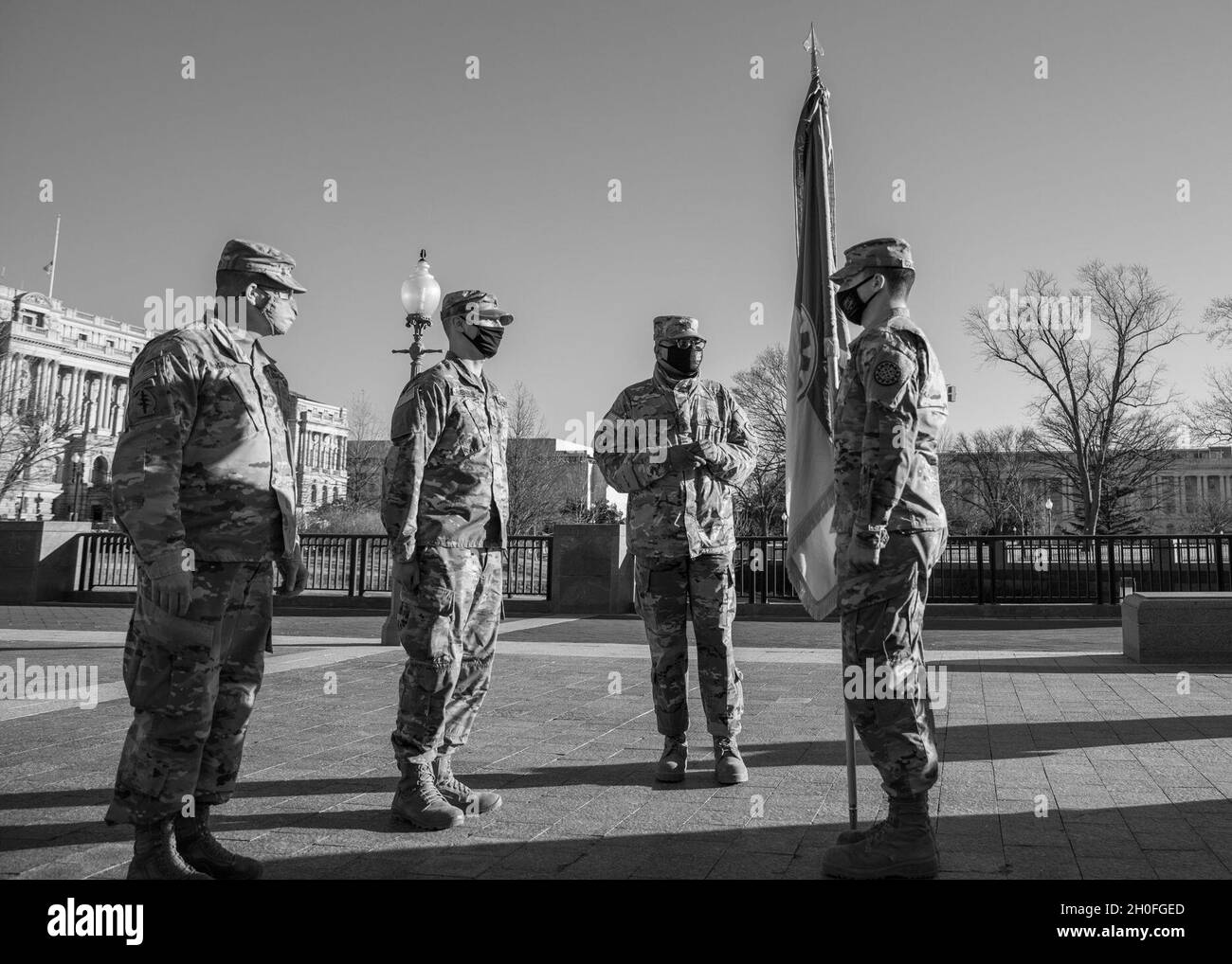 Sergent d'état-major de l'armée américaineLuke Fuentes, centre, 177e brigade de police militaire, Garde nationale du Michigan, est à l'attention avant de recevoir une pièce pour l'excellence du Sgt de commandement.Le Maj William Russell III, deuxième de droite, le conseiller principal de l'adjudant général de la Garde nationale du Michigan, lors d'une cérémonie au Capitole des États-Unis à Washington, D.C., le 25 février 2021.La Garde nationale a été priée de continuer à soutenir les organismes fédéraux d'application de la loi en offrant un soutien en matière de sécurité, de communications, d'évacuation médicale, de logistique et de sécurité aux organismes d'État, de district et fédéraux par l'intermédiaire de mi Banque D'Images