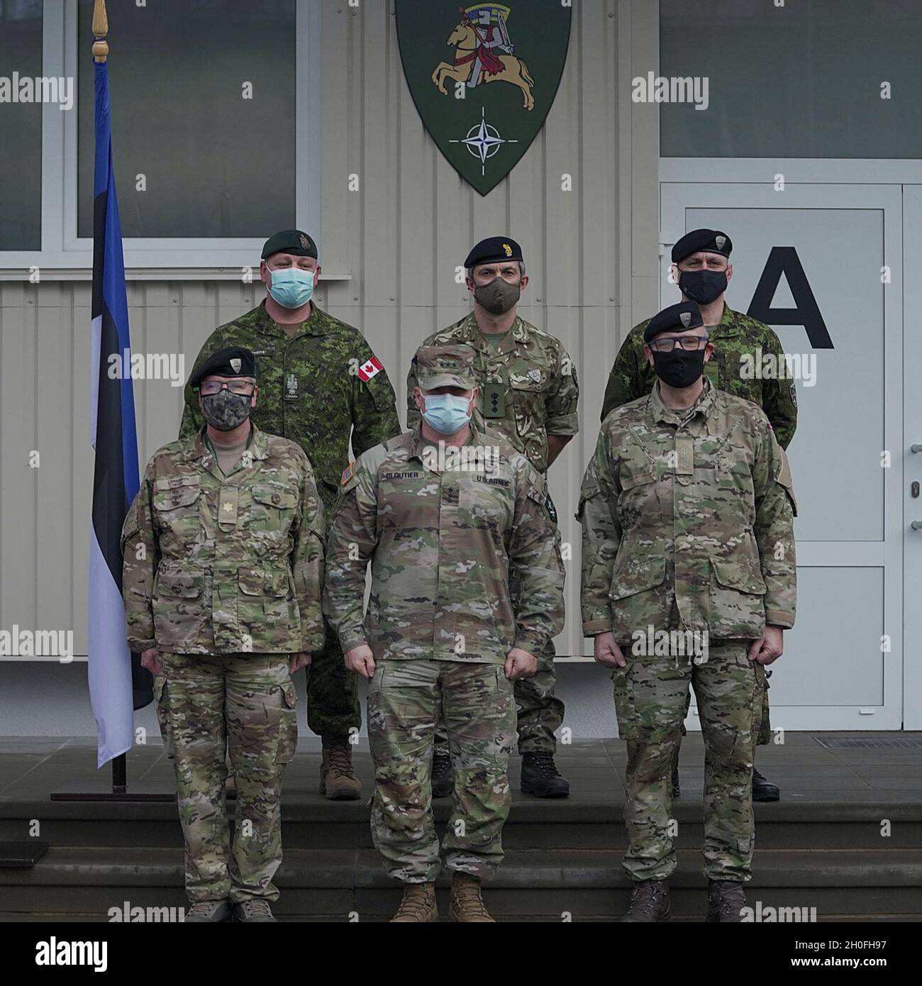 Le lieutenant-général Roger L. Cloutier Jr., commandant du Commandement allié de la Terre de l'OTAN, en compagnie de l'adjuc Kevin J. Mathers, chef principal du commandement de LANDCOM, visite le MDN-N le 25 février 2021 afin de mieux comprendre le commandement, la région Baltique et de renforcer les relations. Banque D'Images